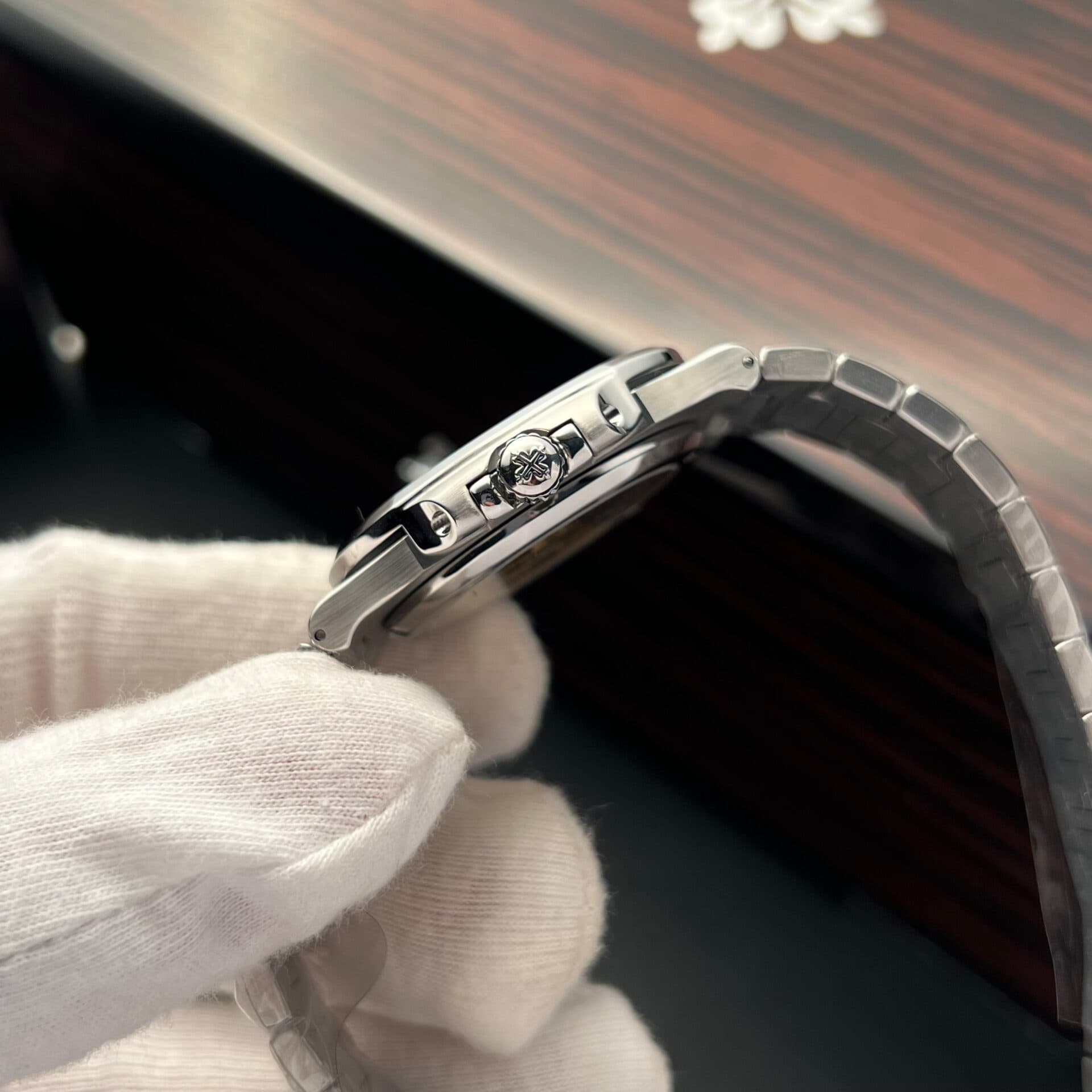 Dong-Ho-Patek-Philippe-Nautilus-5723-Rep-11-Dinh-Da-Mau-Xanh-La-40mm-5-1