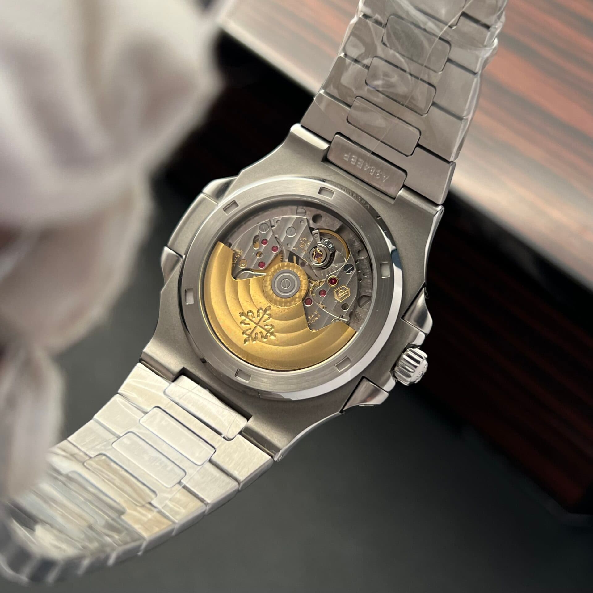 Dong-Ho-Patek-Philippe-Nautilus-5723-Rep-11-Dinh-Da-Mau-Xanh-La-40mm-6-1
