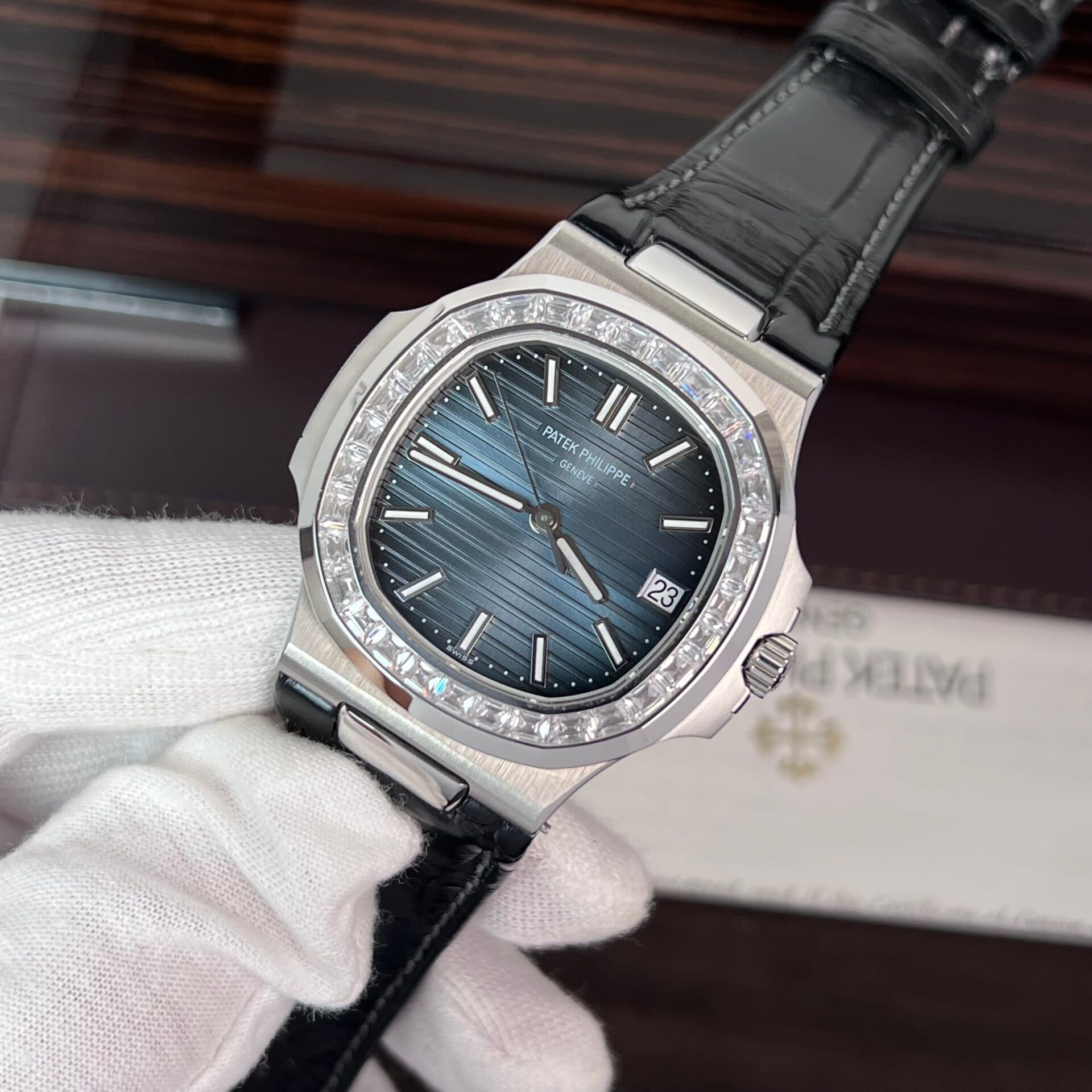 Dong-Ho-Patek-Philippe-Nautilus-5723-Replica-11-Day-Da-Nam-40mm-2-1