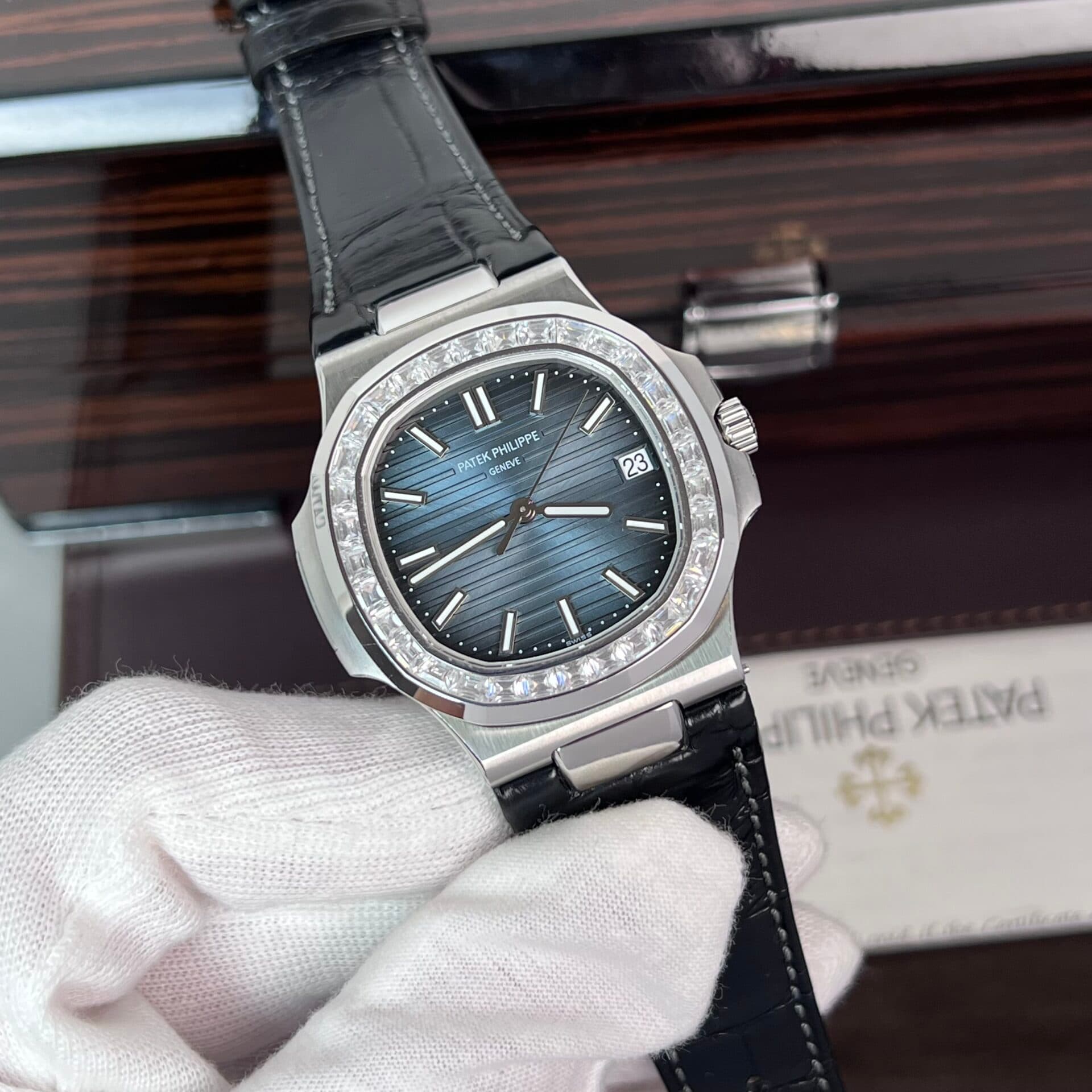 Dong-Ho-Patek-Philippe-Nautilus-5723-Replica-11-Day-Da-Nam-40mm-3-1