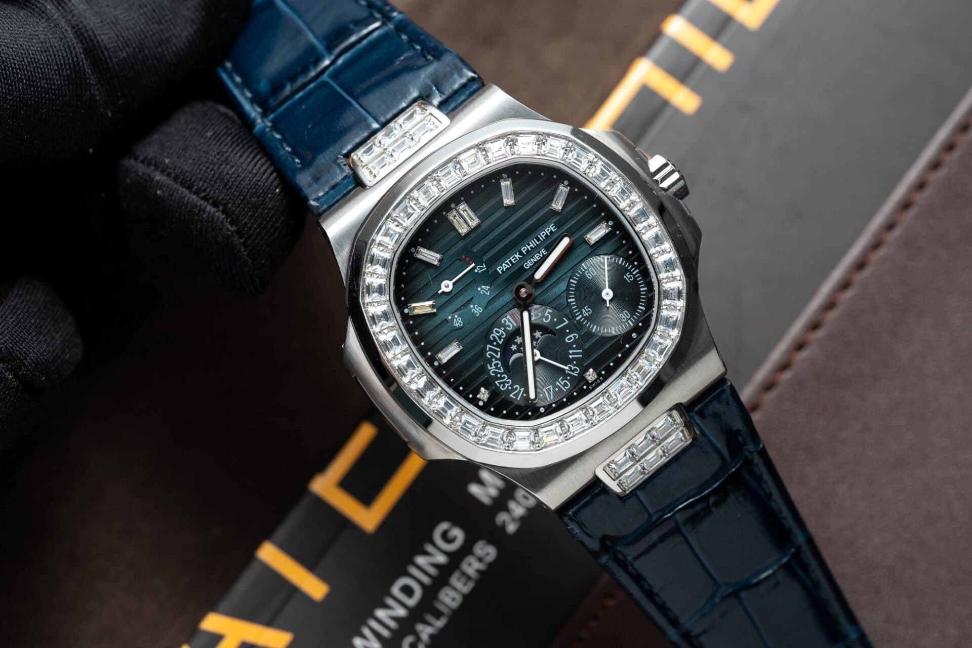 Dong-Ho-Patek-Philippe-Nautilus-5724G-Replica-11-Blue-GRF-40mm-2-1