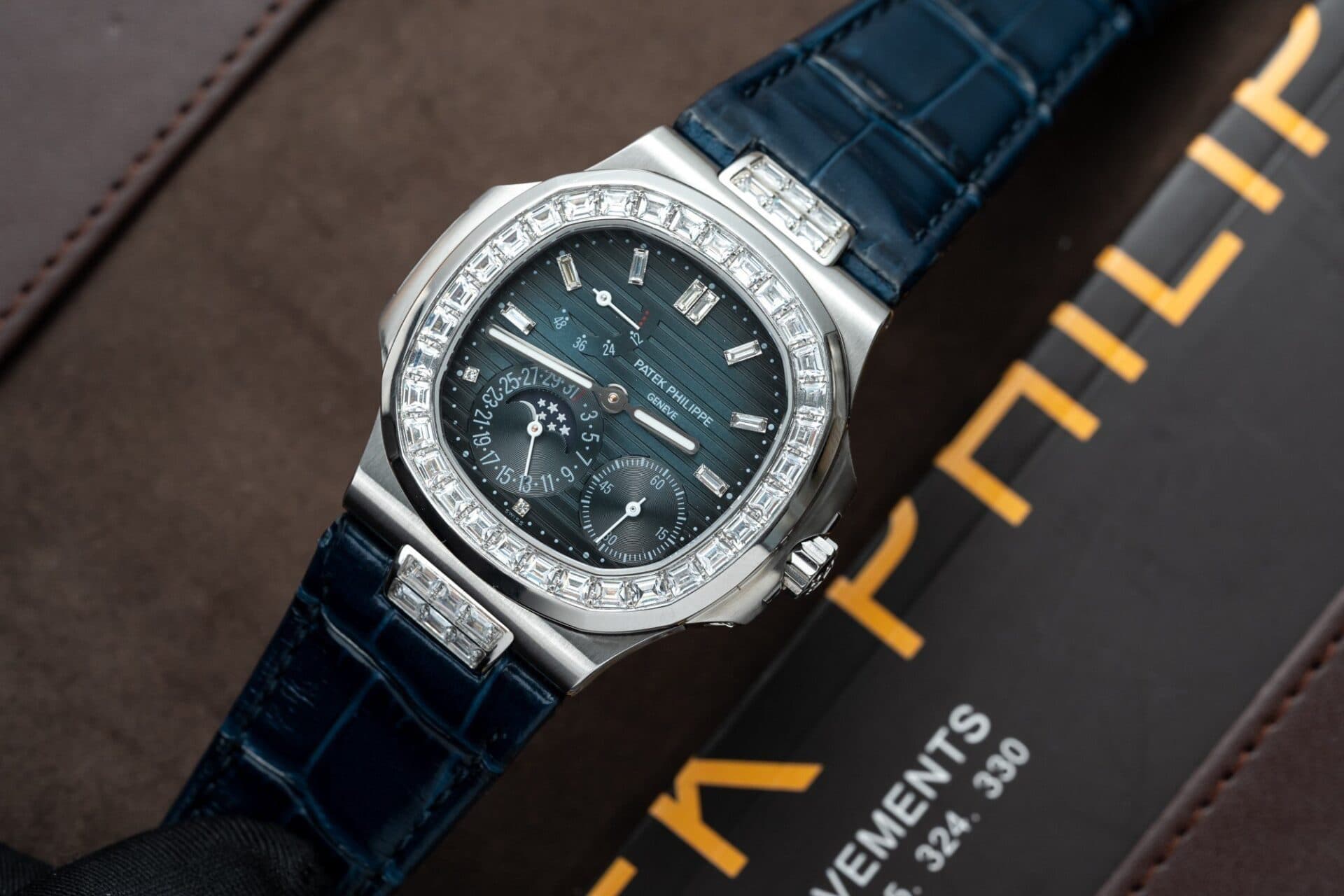 Dong-Ho-Patek-Philippe-Nautilus-5724G-Replica-11-Blue-GRF-40mm-6-1