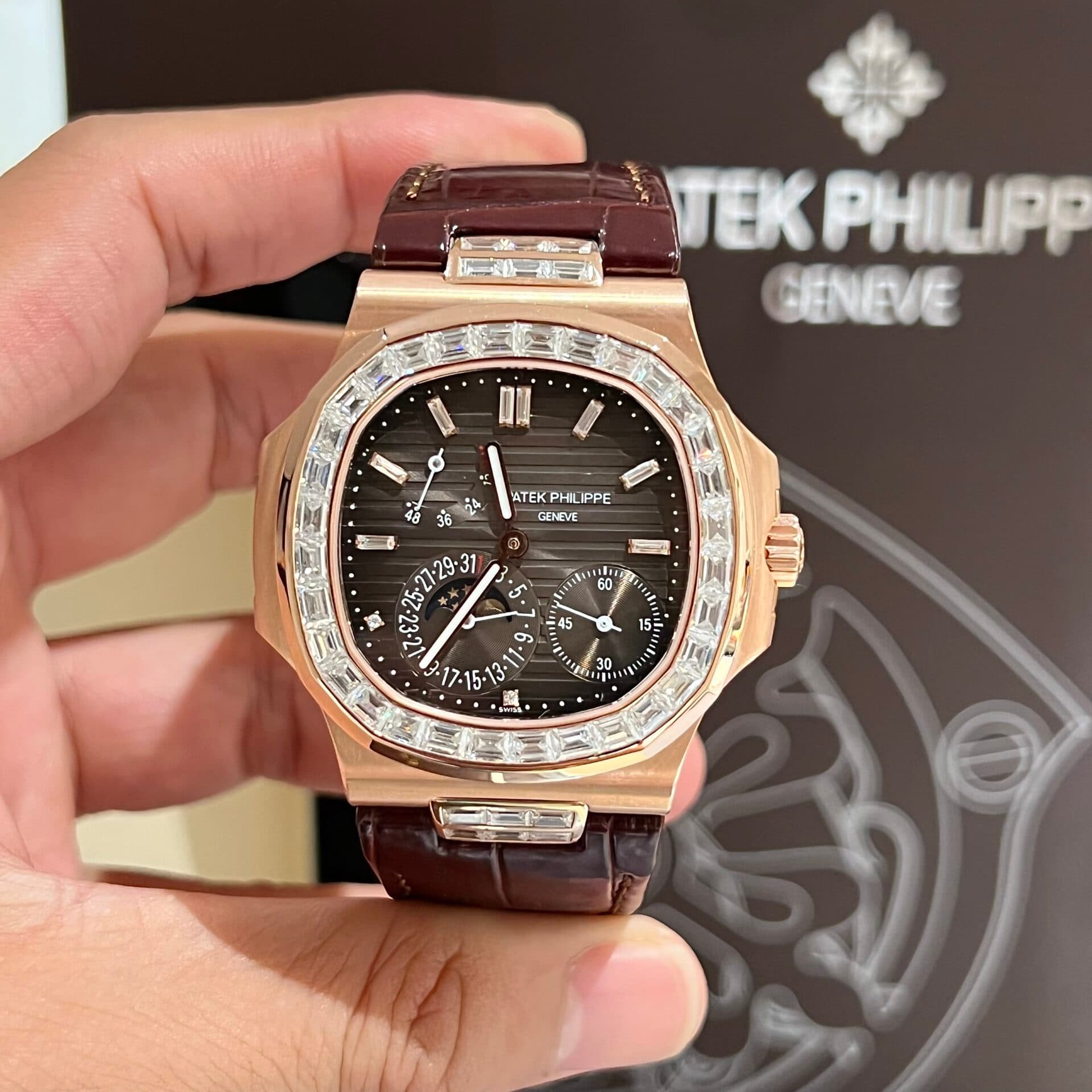 Dong-Ho-Patek-Philippe-Nautilus-5724R-Boc-Vang-Do-Kim-Cuong-Moissanite-40mm-6-1