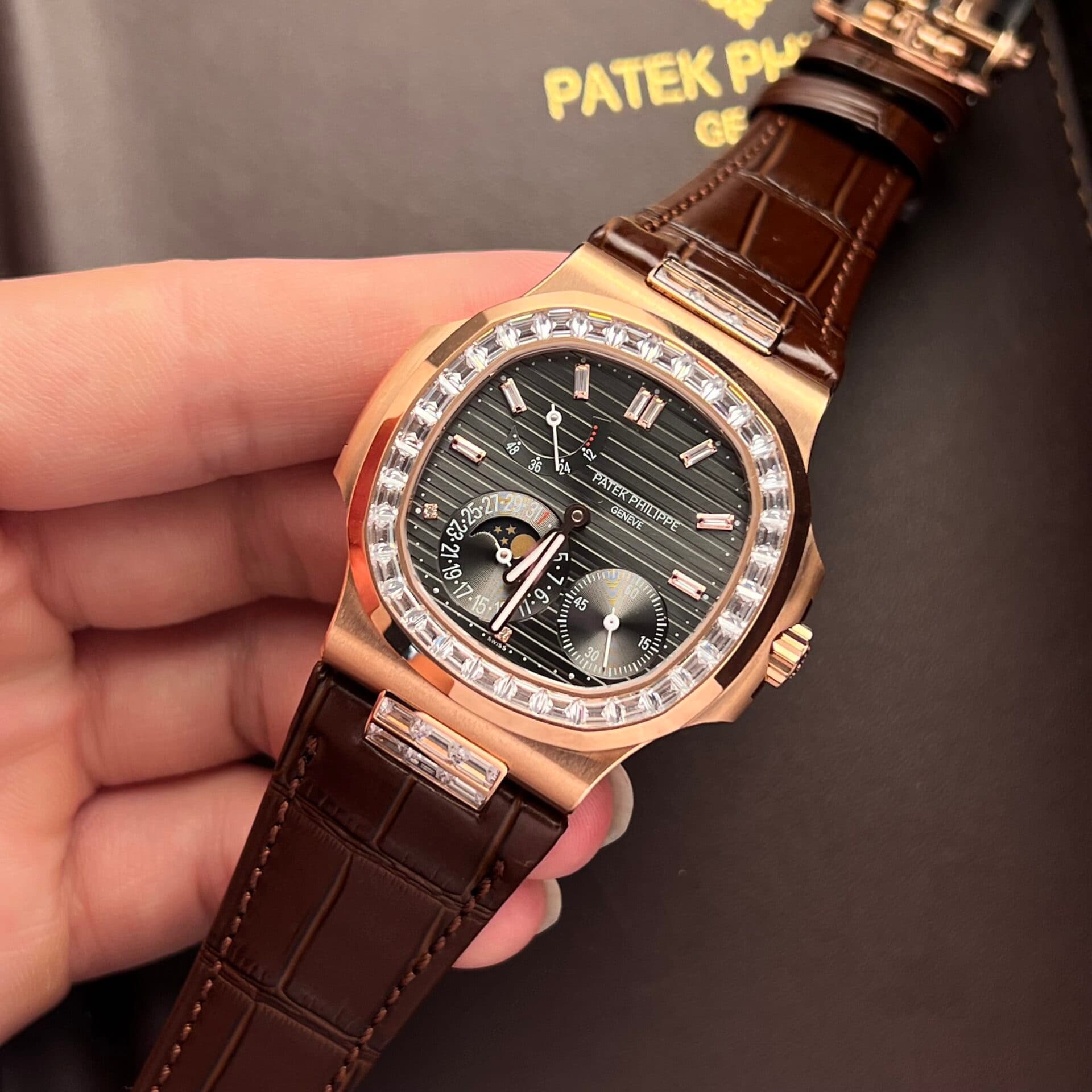 Dong-Ho-Patek-Philippe-Nautilus-5724R-Mat-So-Xam-Nha-May-GR-40mm-4-1