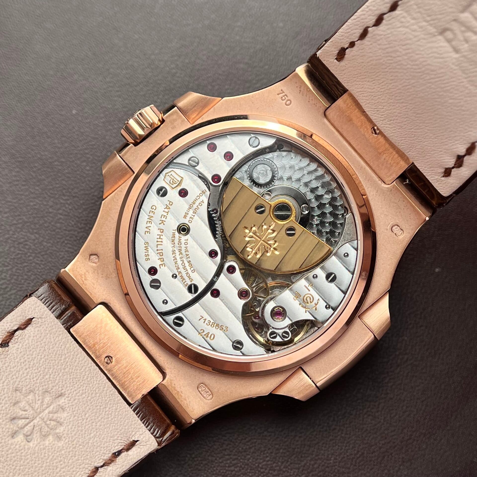 Dong-Ho-Patek-Philippe-Nautilus-5724R-Mat-So-Xam-Nha-May-GR-40mm-5-1