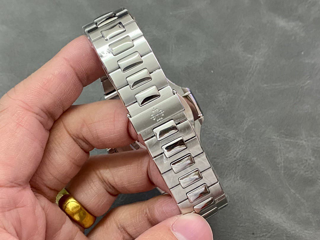 Dong-Ho-Patek-Philippe-Nautilus-5726-Blue-Dial-GR-Factory-5-1