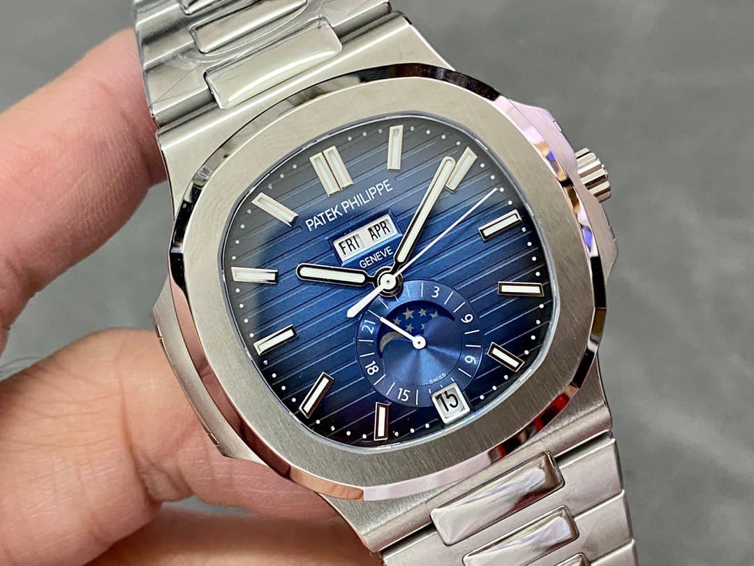 Dong-Ho-Patek-Philippe-Nautilus-5726-Blue-Dial-GR-Factory-7-1