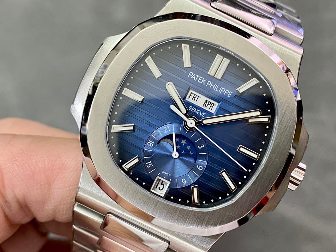 Dong-Ho-Patek-Philippe-Nautilus-5726-Blue-Dial-GR-Factory-8-1