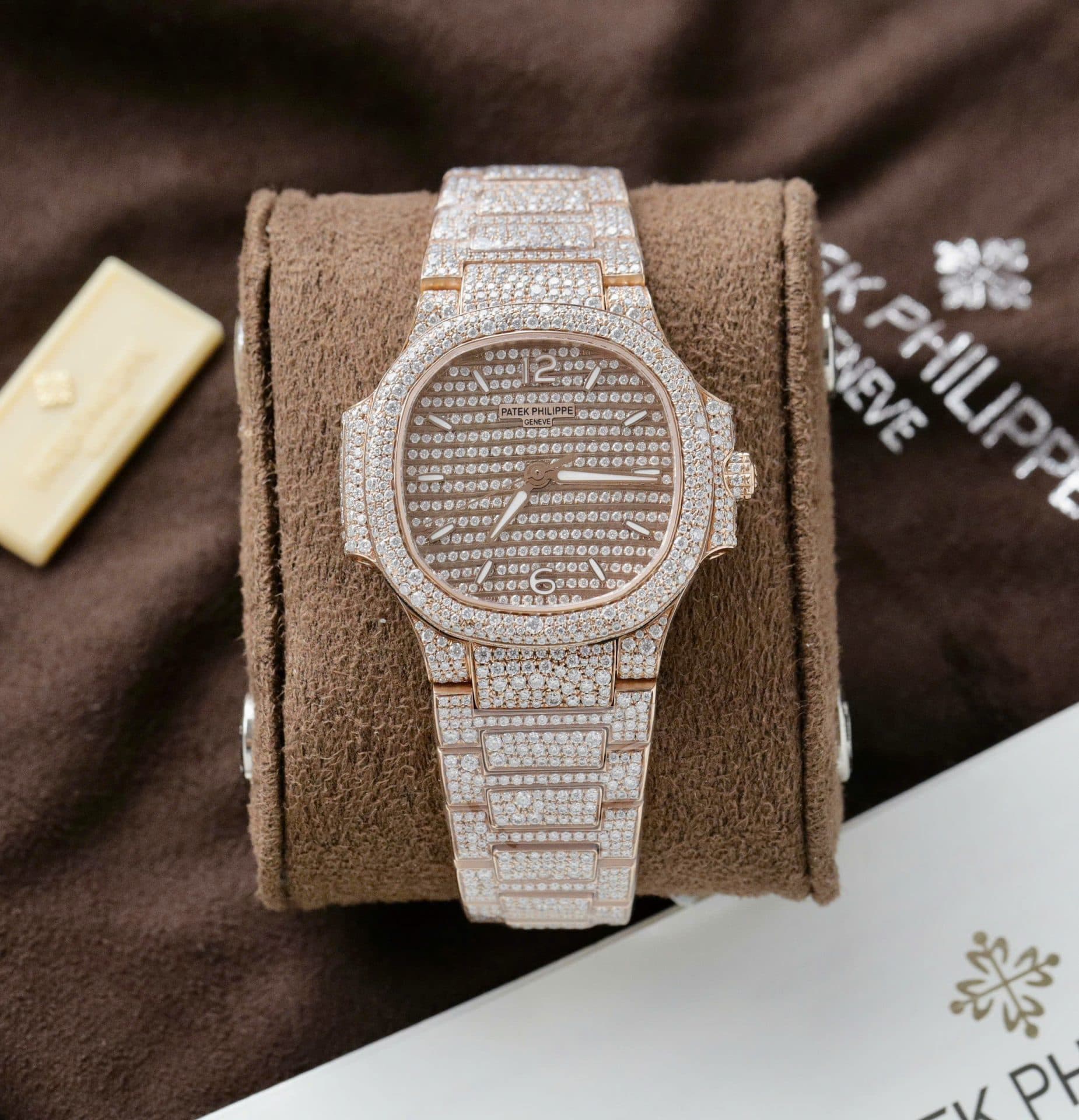 Dong-Ho-Patek-Philippe-Nautilus-7118-Che-Tac-Boc-Vang-Dinh-Kim-Cuong-Moissanite-35-2-1