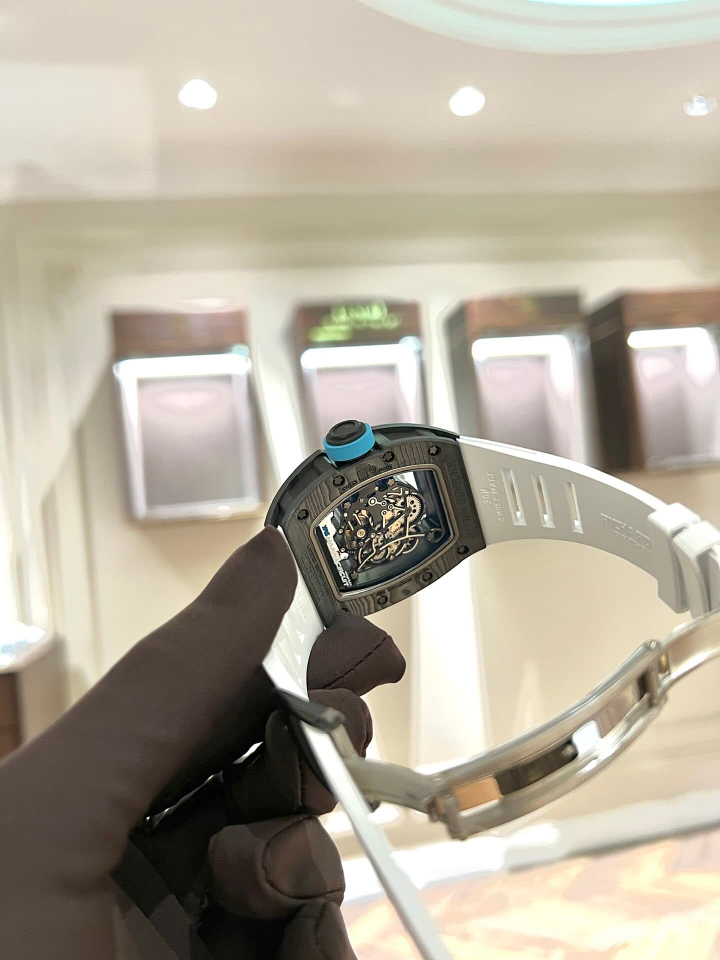 Dong-Ho-Richard-Mille-RM055-Full-Carbon-Replica-11-Mau-Trang-45mm-5-1