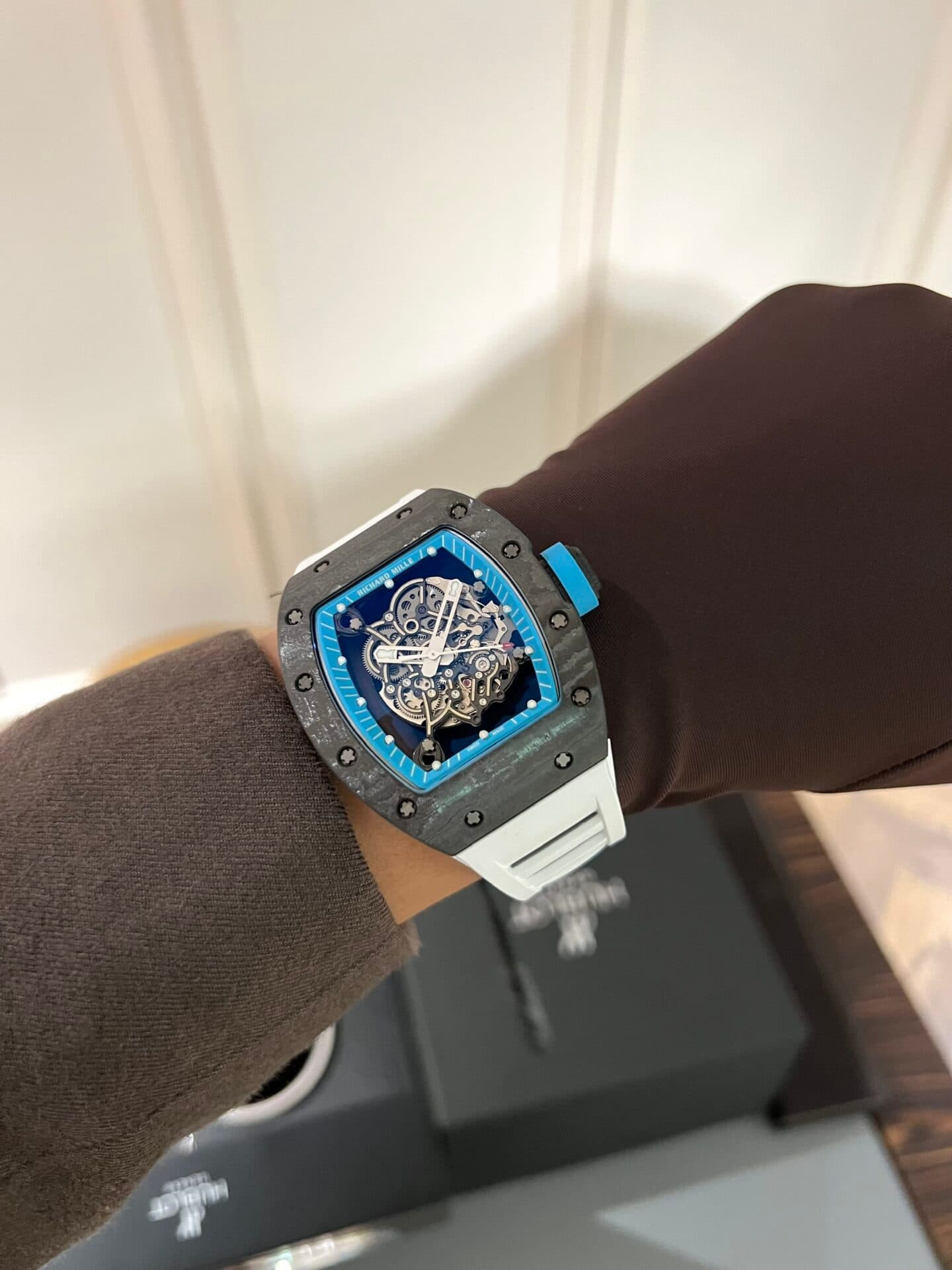 Dong-Ho-Richard-Mille-RM055-Full-Carbon-Replica-11-Mau-Trang-45mm-6-1