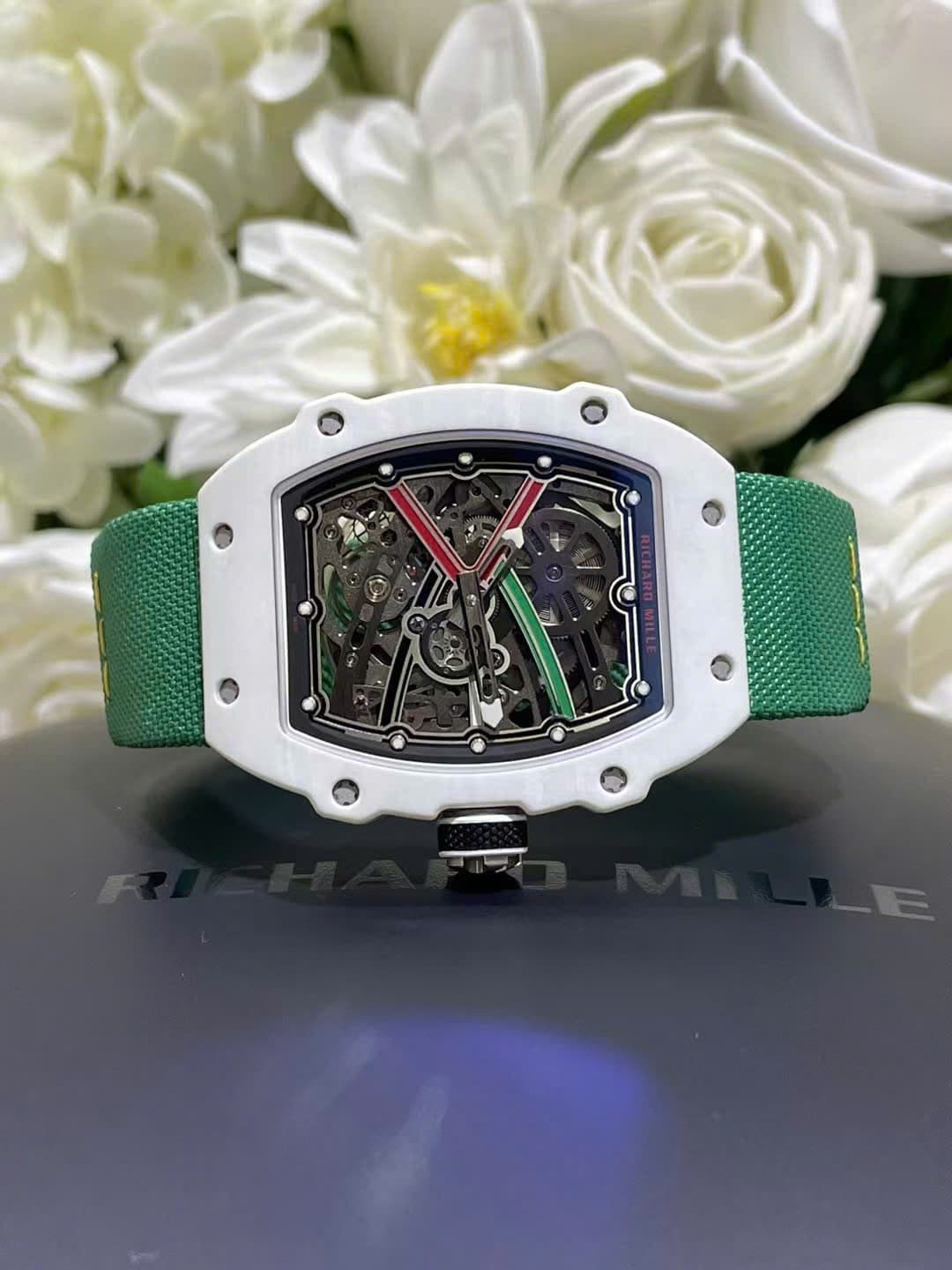 Dong-Ho-Richard-Mille-RM67-02-Vo-Carbon-Mau-Trang-Tinh-Chinh-Sieu-Nhe-Trong-Luong-37-Grams-38.7Γ47-3-1