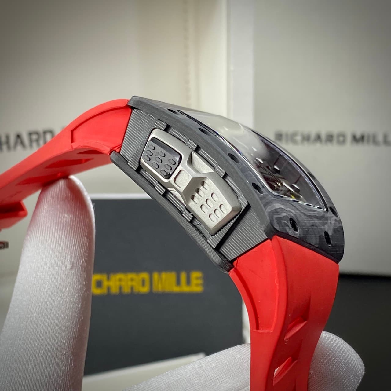 Dong-Ho-Richard-Mille-RM70-01-Replica-Cao-Cap-Vo-Carbon-45mm-1-1