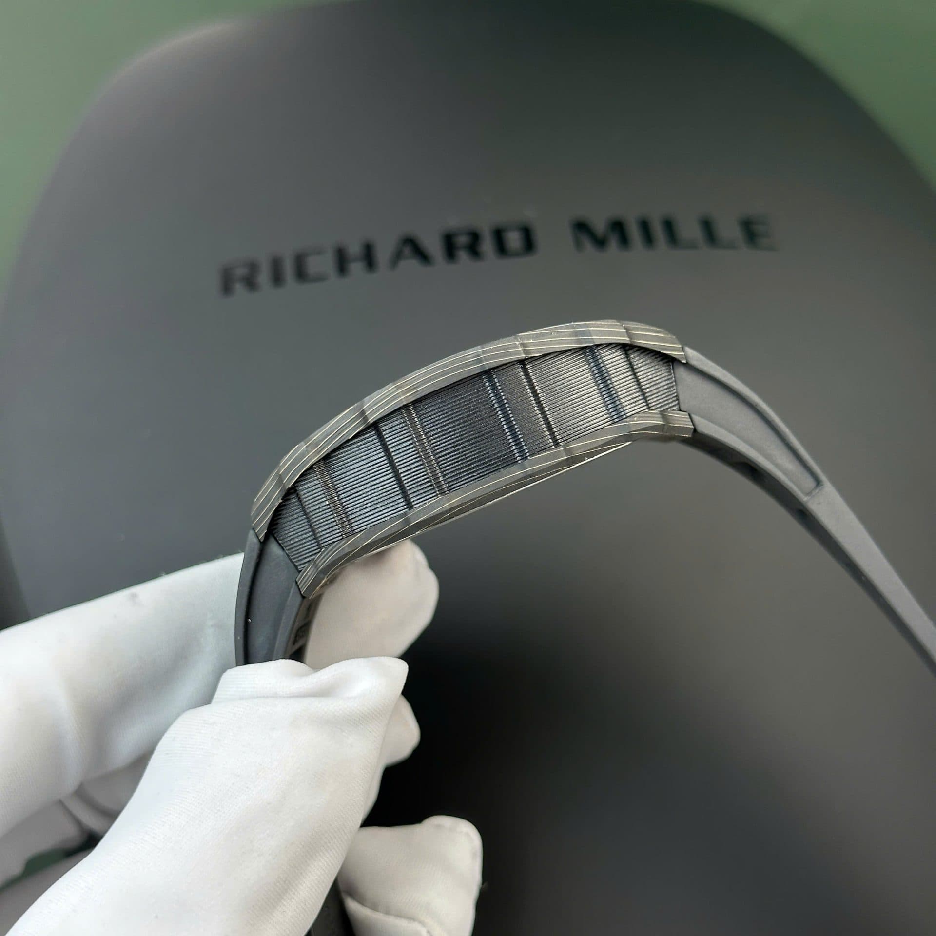 Dong-Ho-Richard-Mille-Tourbillon-RM12-01-Vo-Carbon-TPT-Sieu-Nhe-39-1-1
