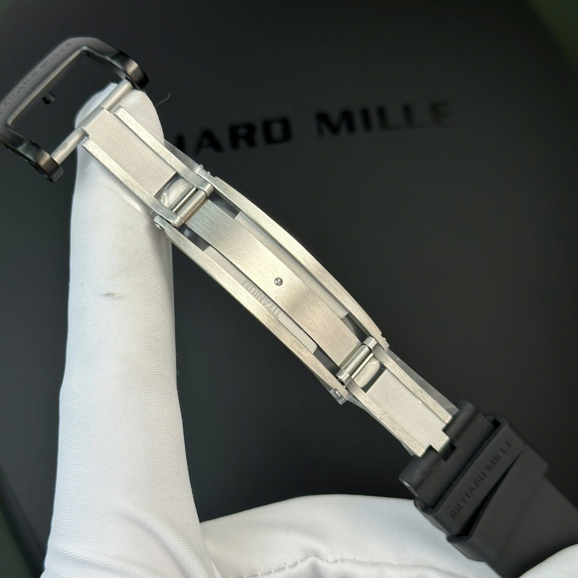 Dong-Ho-Richard-Mille-Tourbillon-RM12-01-Vo-Carbon-TPT-Sieu-Nhe-39-13-1