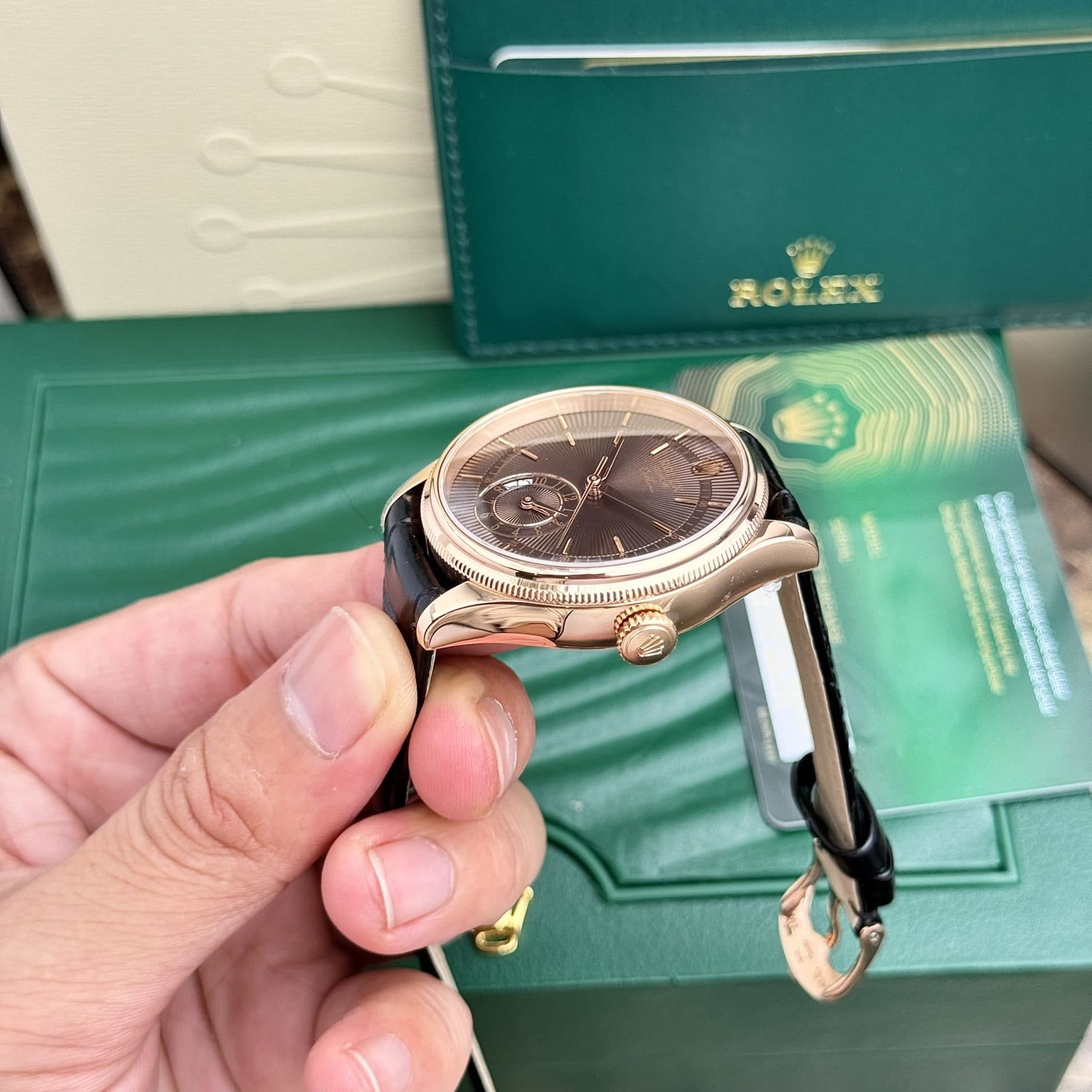 Dong-Ho-Rolex-Cellini-50525-Che-Tac-Mat-Chocolate-Day-Da-39mm-3-1