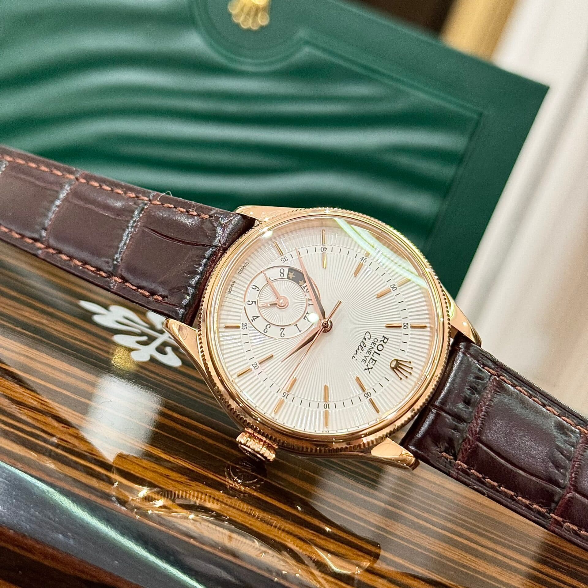 Dong-Ho-Rolex-Cellini-50525-Replica-11-Vo-Vang-Hong-Day-Nau-39mm-7-1