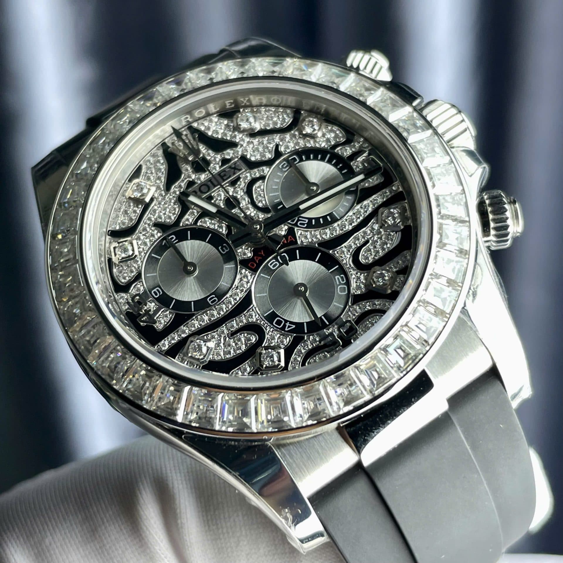 Dong-Ho-Rolex-Cosmograph-Daytona-Eye-Of-The-Tiger-Che-Tac-Kim-Cuong-Moissanite-Baguette-40mm-7-1