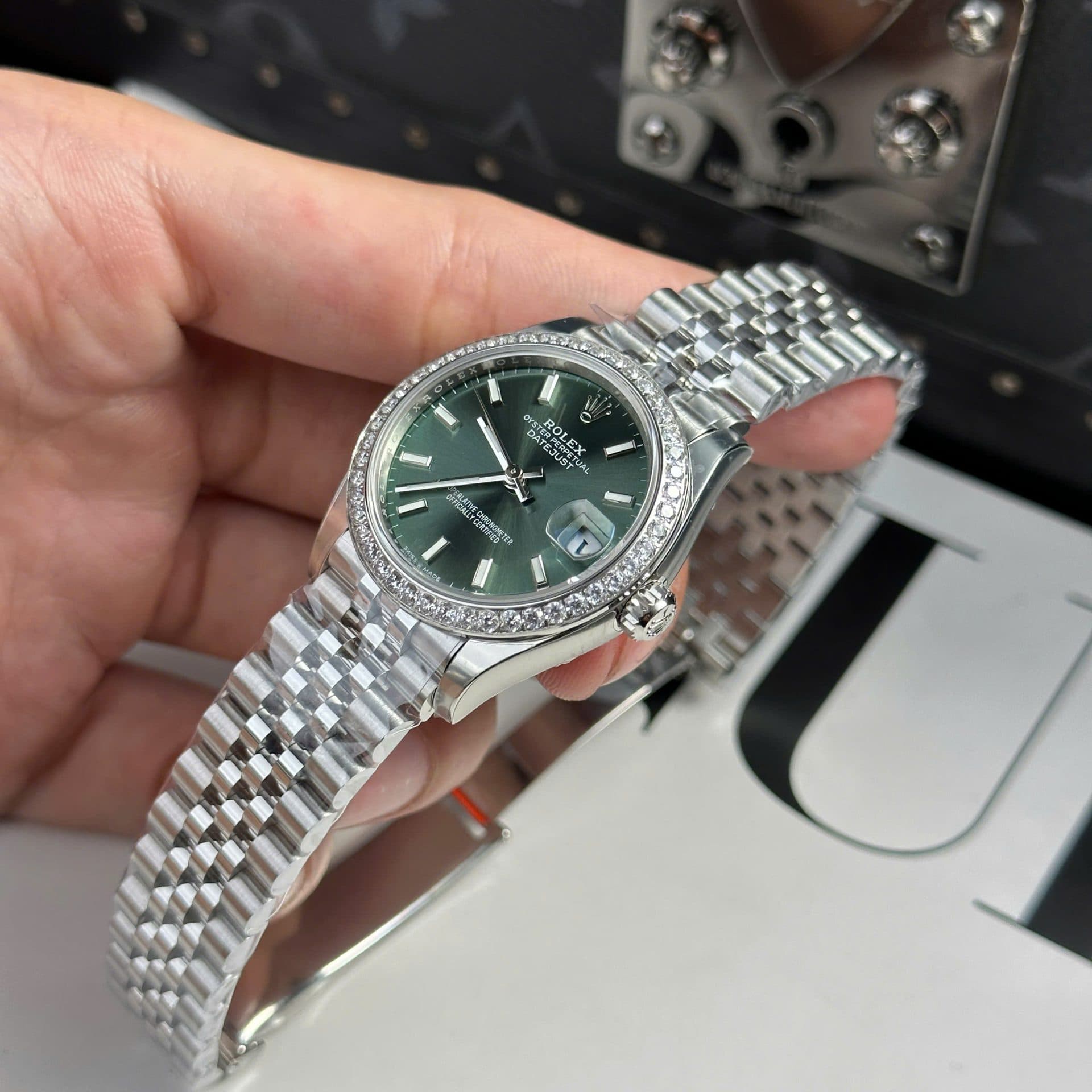Dong-Ho-Rolex-DateJust-Replica-11-Mat-Xanh-La-Cay-Coc-So-Da-Quang-Nha-May-THB-31mm-4-1