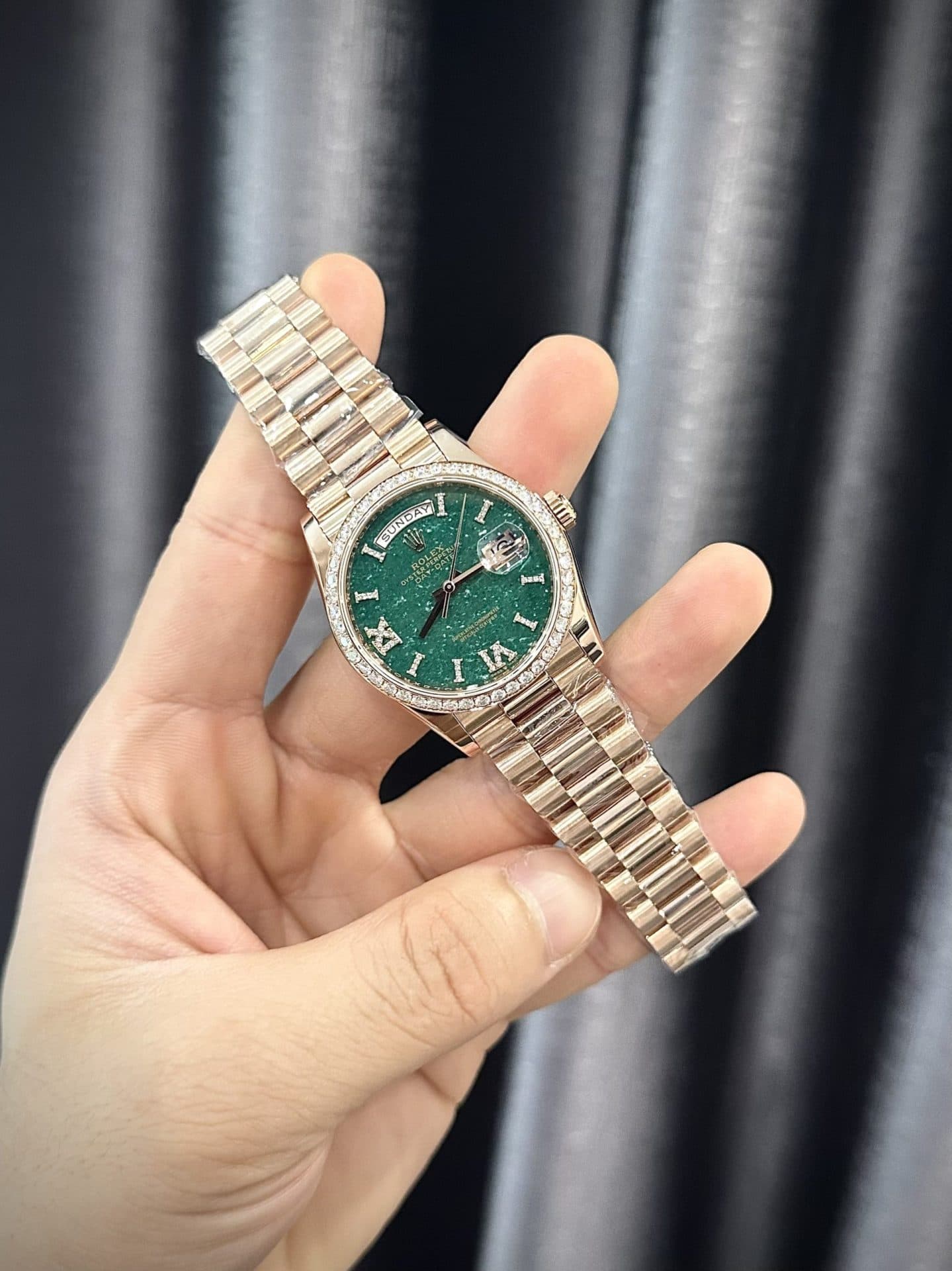 Dong-Ho-Rolex-Day-Date-128235-Boc-Vang-18K-Dinh-Moissanite-Mat-So-Da-Turquoise-36mm-3-1