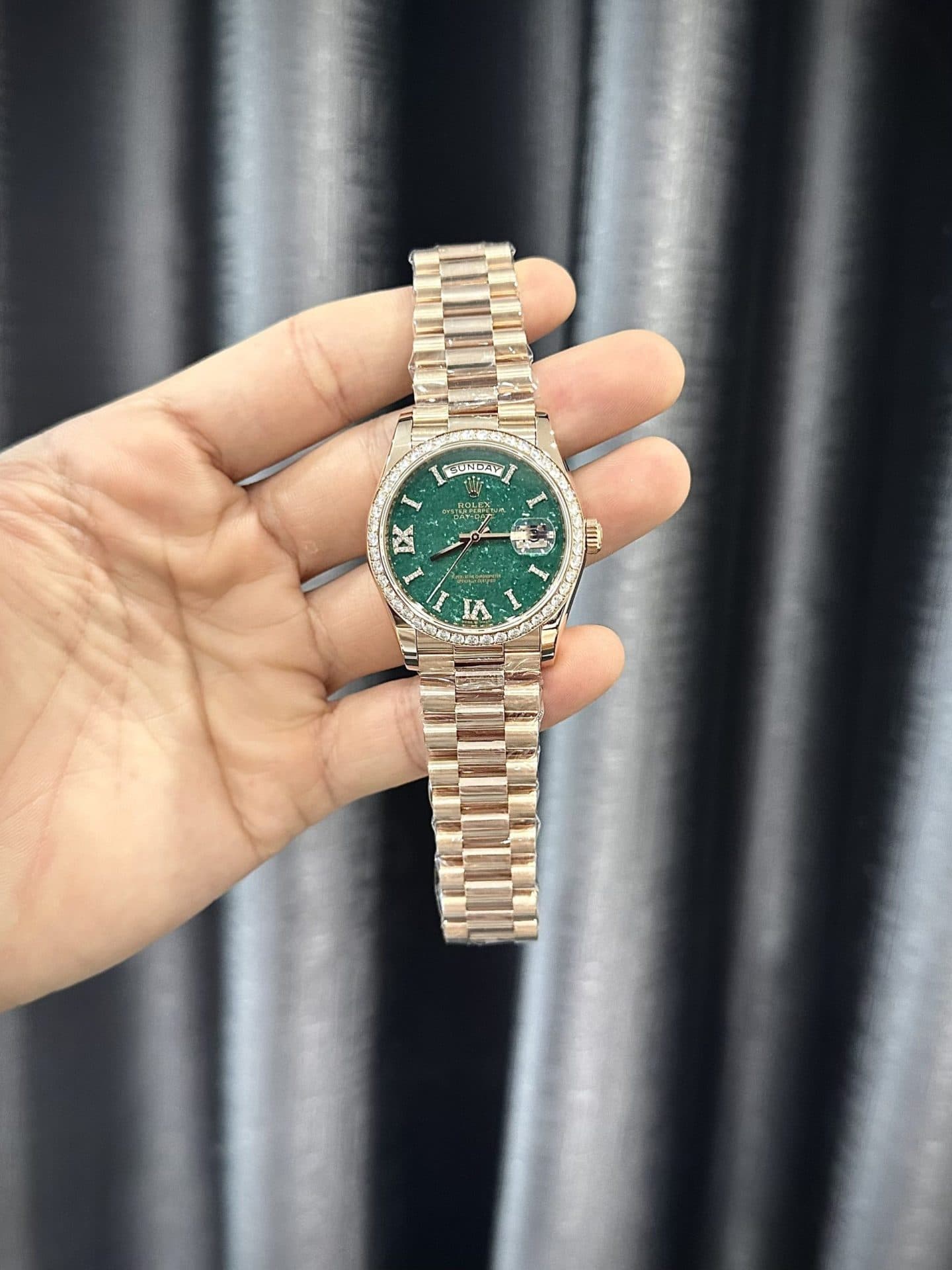 Dong-Ho-Rolex-Day-Date-128235-Boc-Vang-18K-Dinh-Moissanite-Mat-So-Da-Turquoise-36mm-5-1
