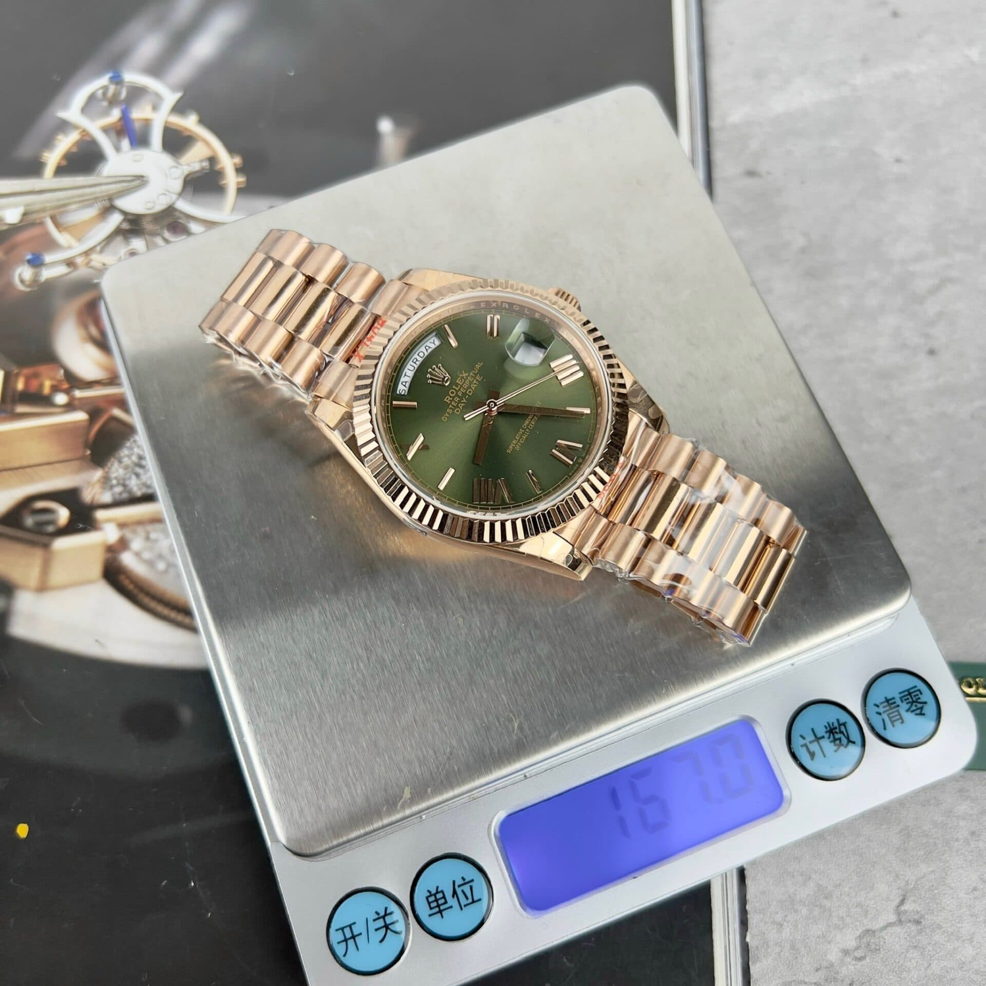 Dong-Ho-Rolex-Day-Date-228235-Mat-Xanh-La-Cay-Nha-May-GM-2-1