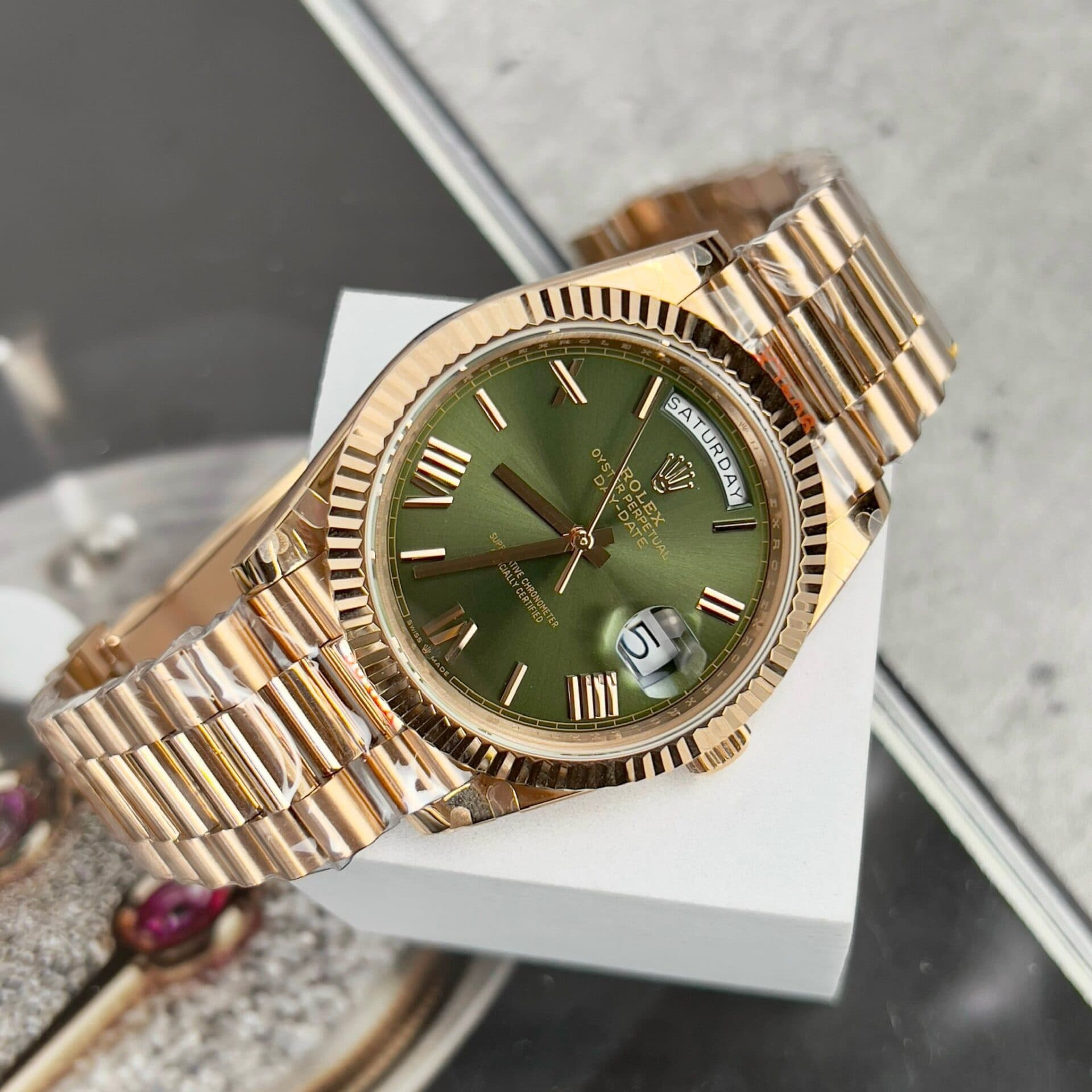 Dong-Ho-Rolex-Day-Date-228235-Mat-Xanh-La-Cay-Nha-May-GM-3-1