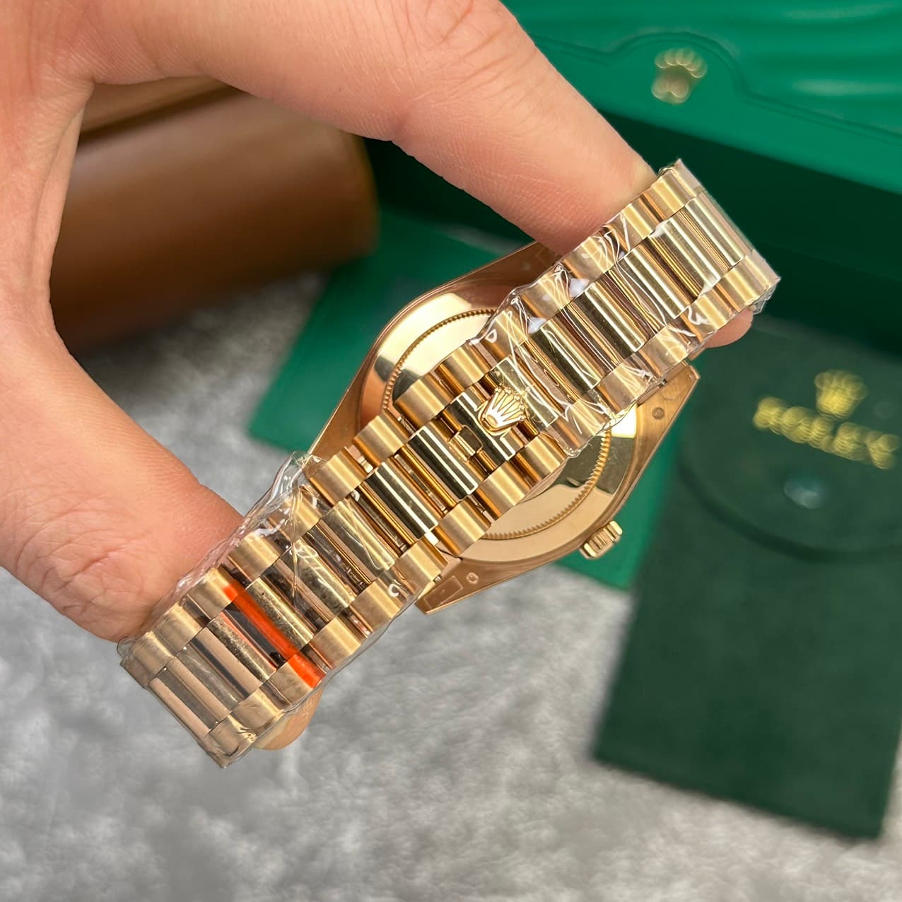 Dong-Ho-Rolex-Day-Date-228235-Rose-Gold-Rep-11-Mat-Trang-V2-GM-Factory-40mm-2-1