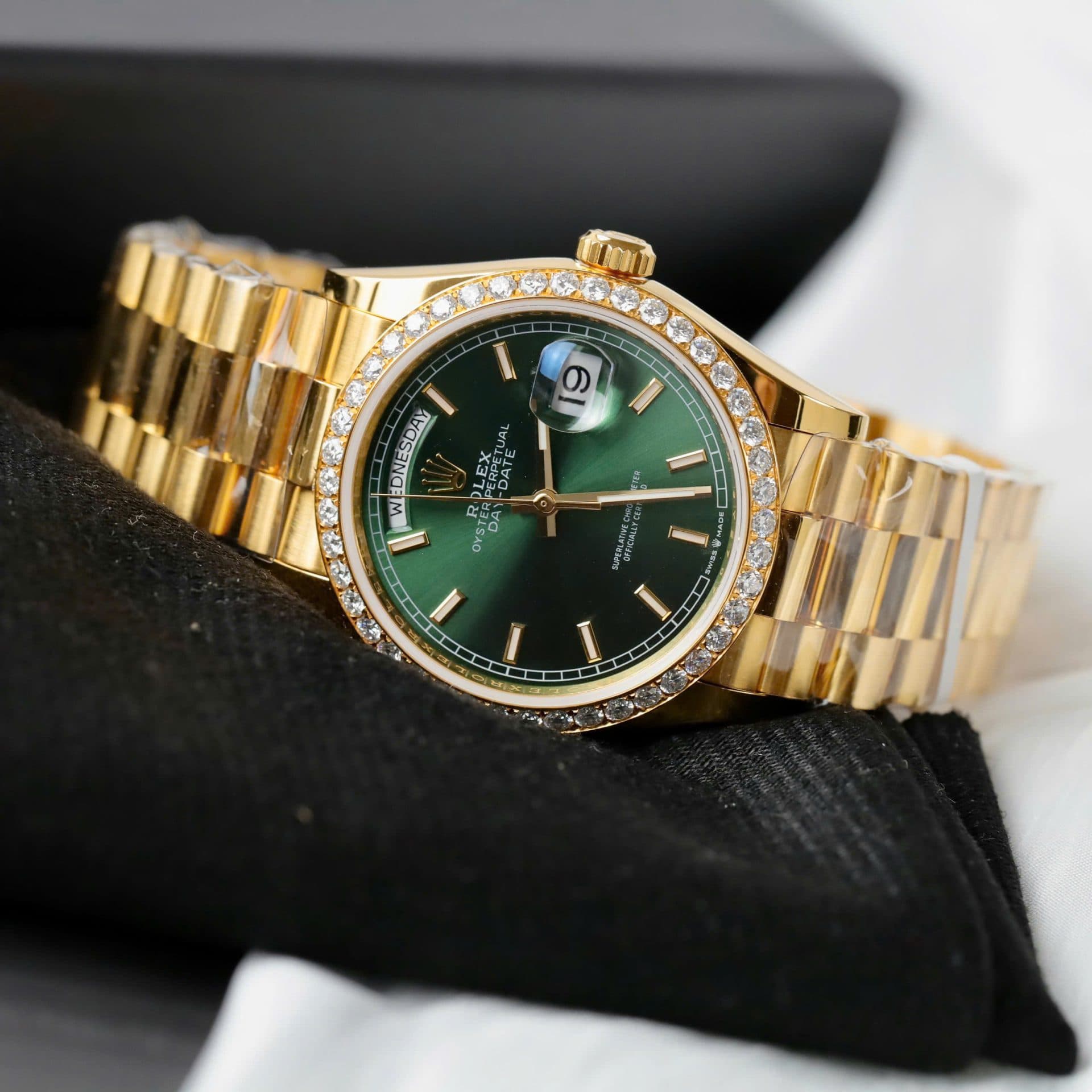 Dong-Ho-Rolex-Day-Date-Mat-Xanh-La-Cay-Che-Tac-Boc-Vang-That-Dinh-Moissanite-Hong-Kong-36mm-4-1