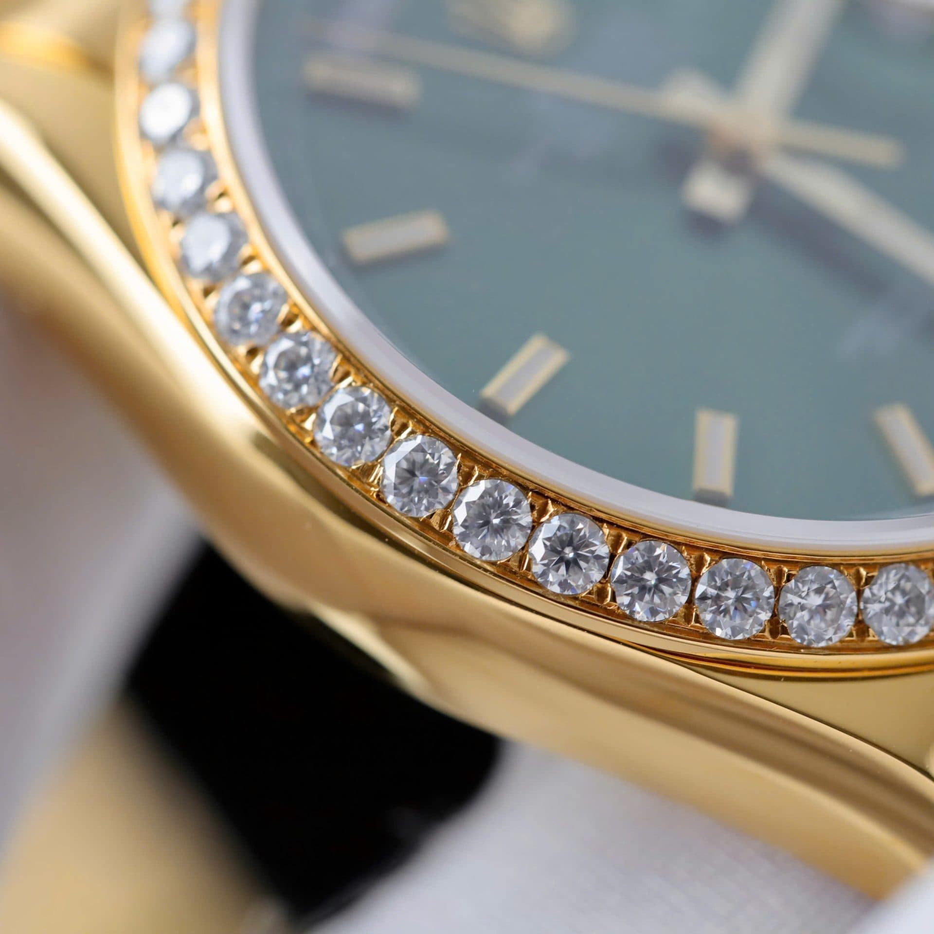 Dong-Ho-Rolex-Day-Date-Mat-Xanh-La-Cay-Che-Tac-Boc-Vang-That-Dinh-Moissanite-Hong-Kong-36mm-7-1