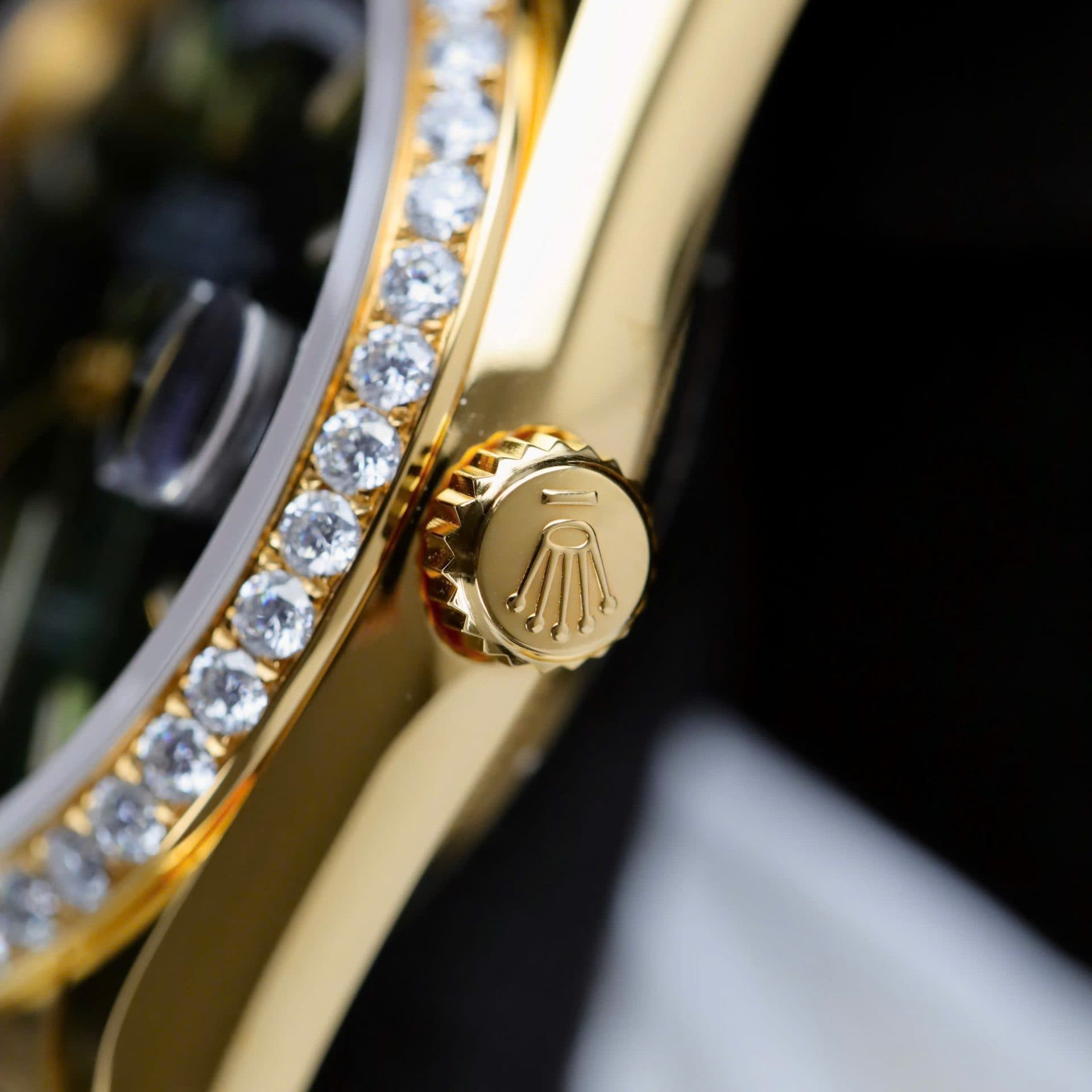 Dong-Ho-Rolex-Day-Date-Mat-Xanh-La-Cay-Che-Tac-Boc-Vang-That-Dinh-Moissanite-Hong-Kong-36mm-8-1