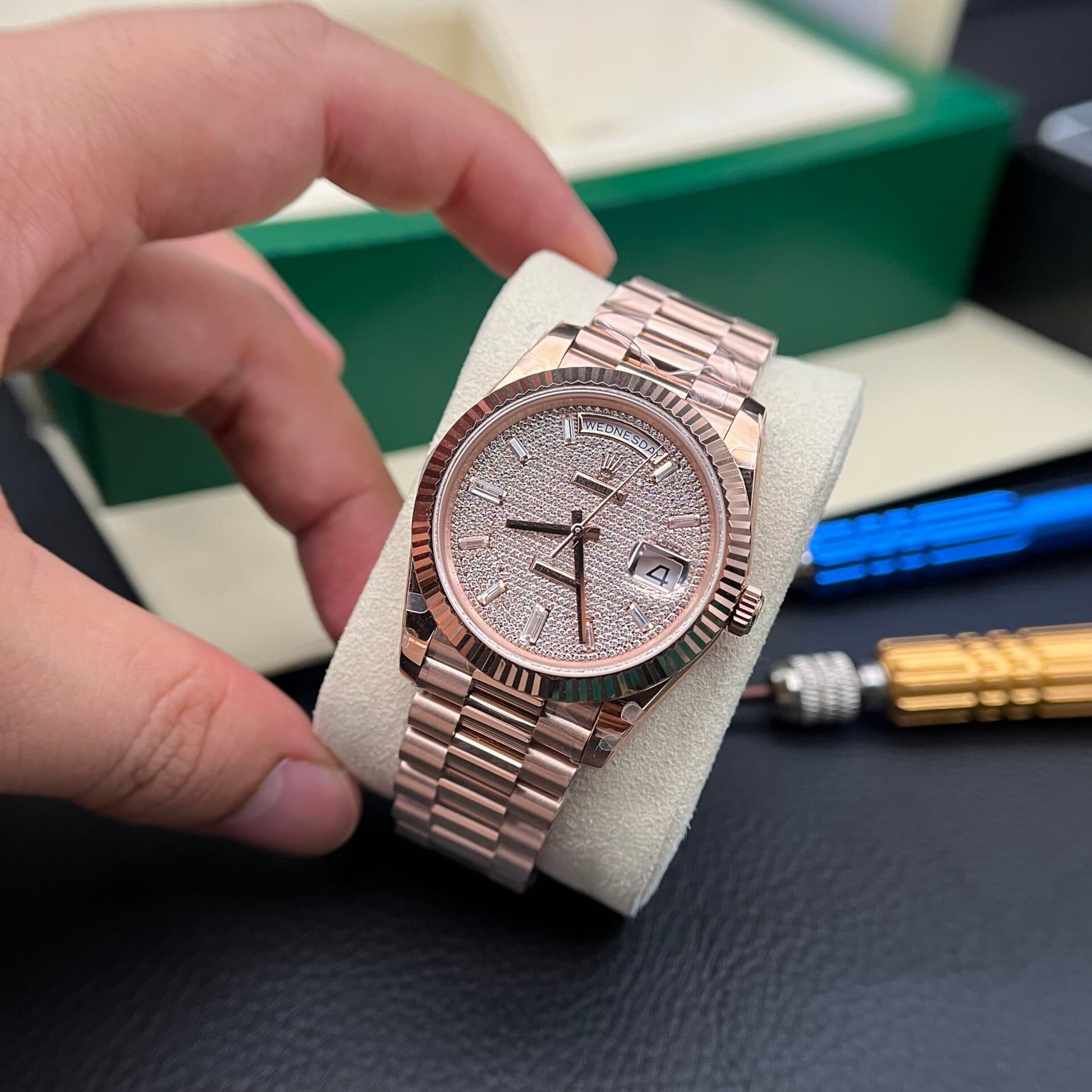 Dong-Ho-Rolex-Day-Date-Nam-Dinh-Da-Replica-11-Nha-May-GM-40mm-1-1