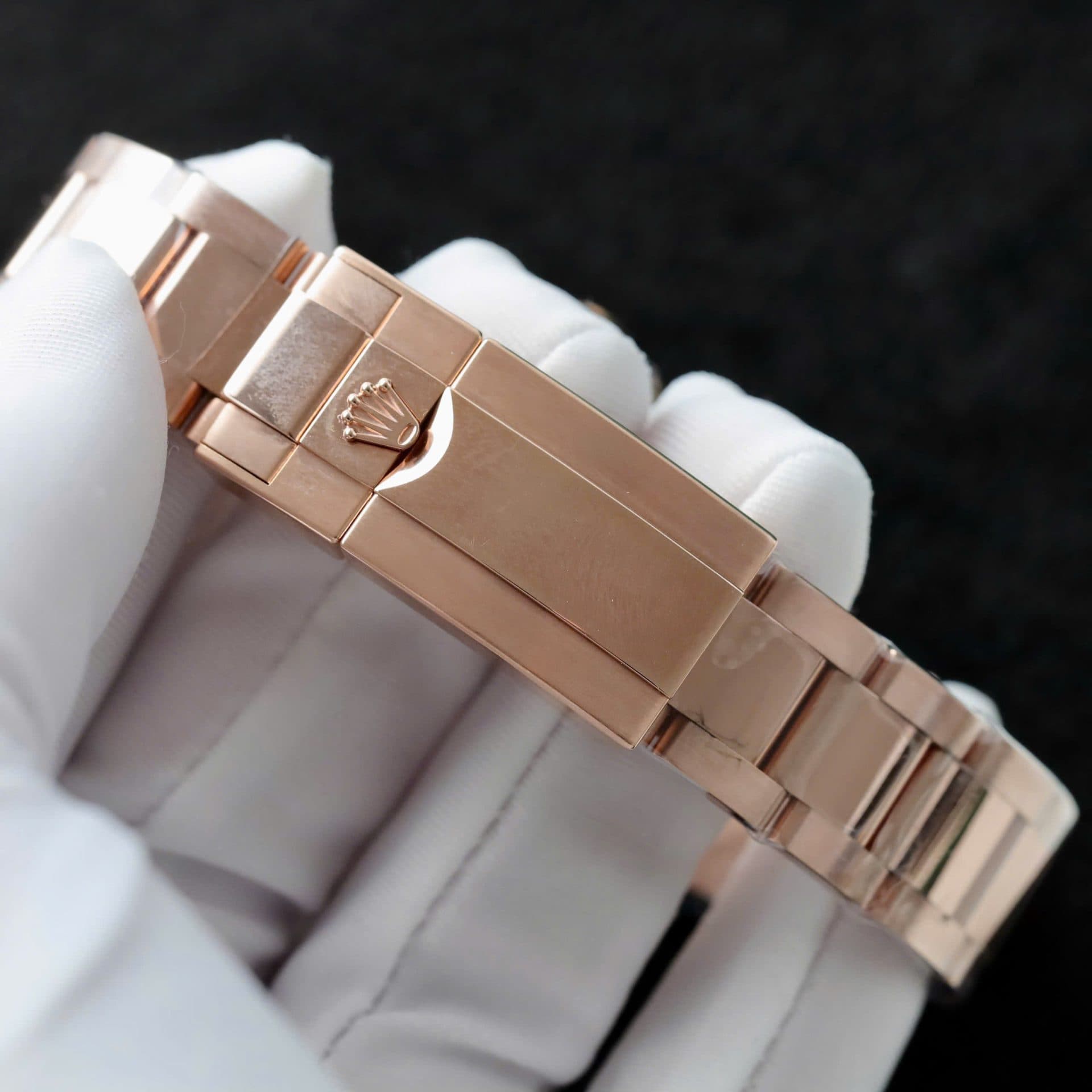 Dong-Ho-Rolex-Daytona-Mat-Den-Che-Tac-Boc-Vang-Dinh-Kim-Cuong-Moissanite-Baguette-40mm-1-1
