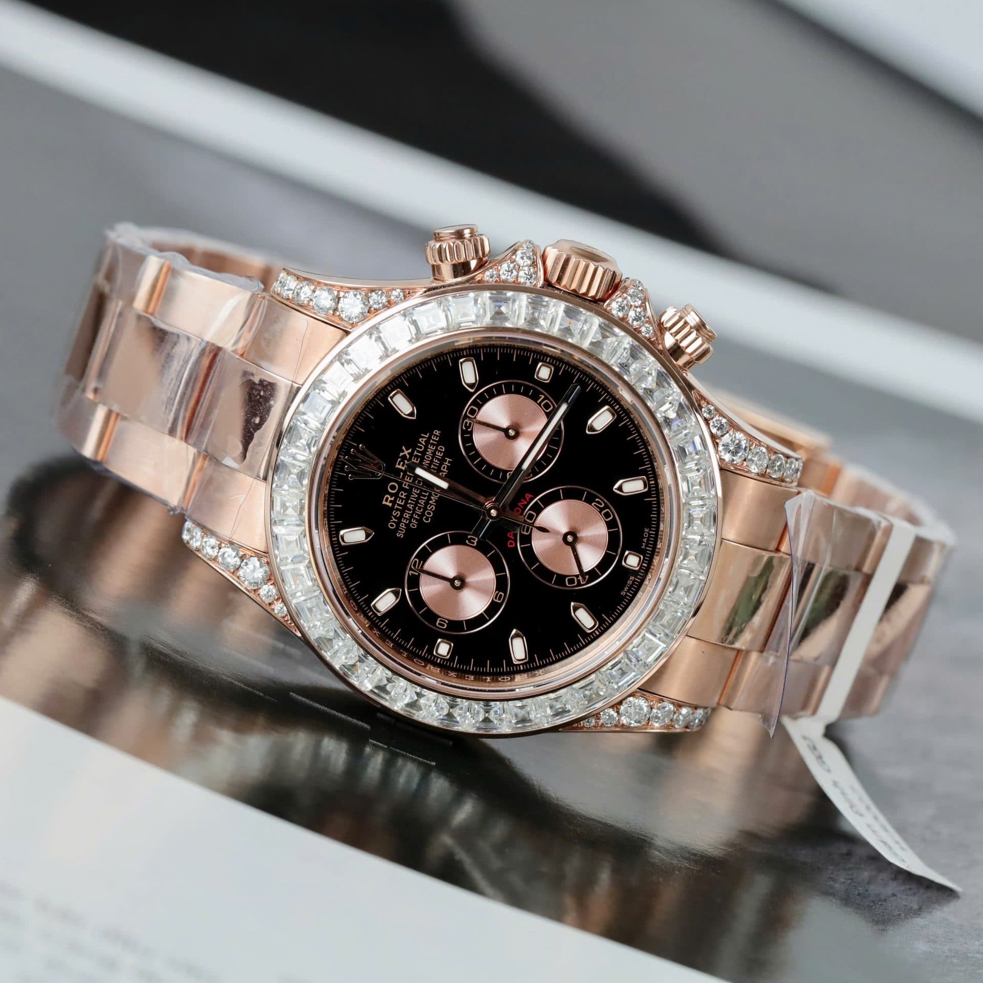Dong-Ho-Rolex-Daytona-Mat-Den-Che-Tac-Boc-Vang-Dinh-Kim-Cuong-Moissanite-Baguette-40mm-3-1