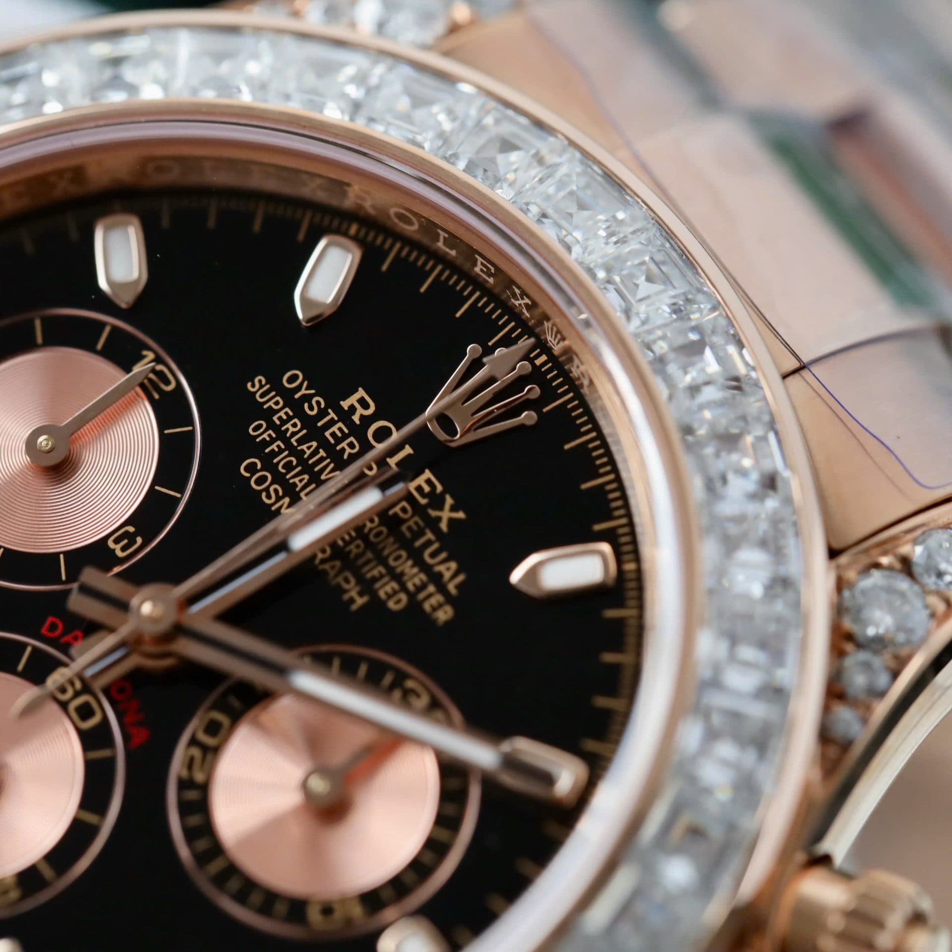 Dong-Ho-Rolex-Daytona-Mat-Den-Che-Tac-Boc-Vang-Dinh-Kim-Cuong-Moissanite-Baguette-40mm-5-1