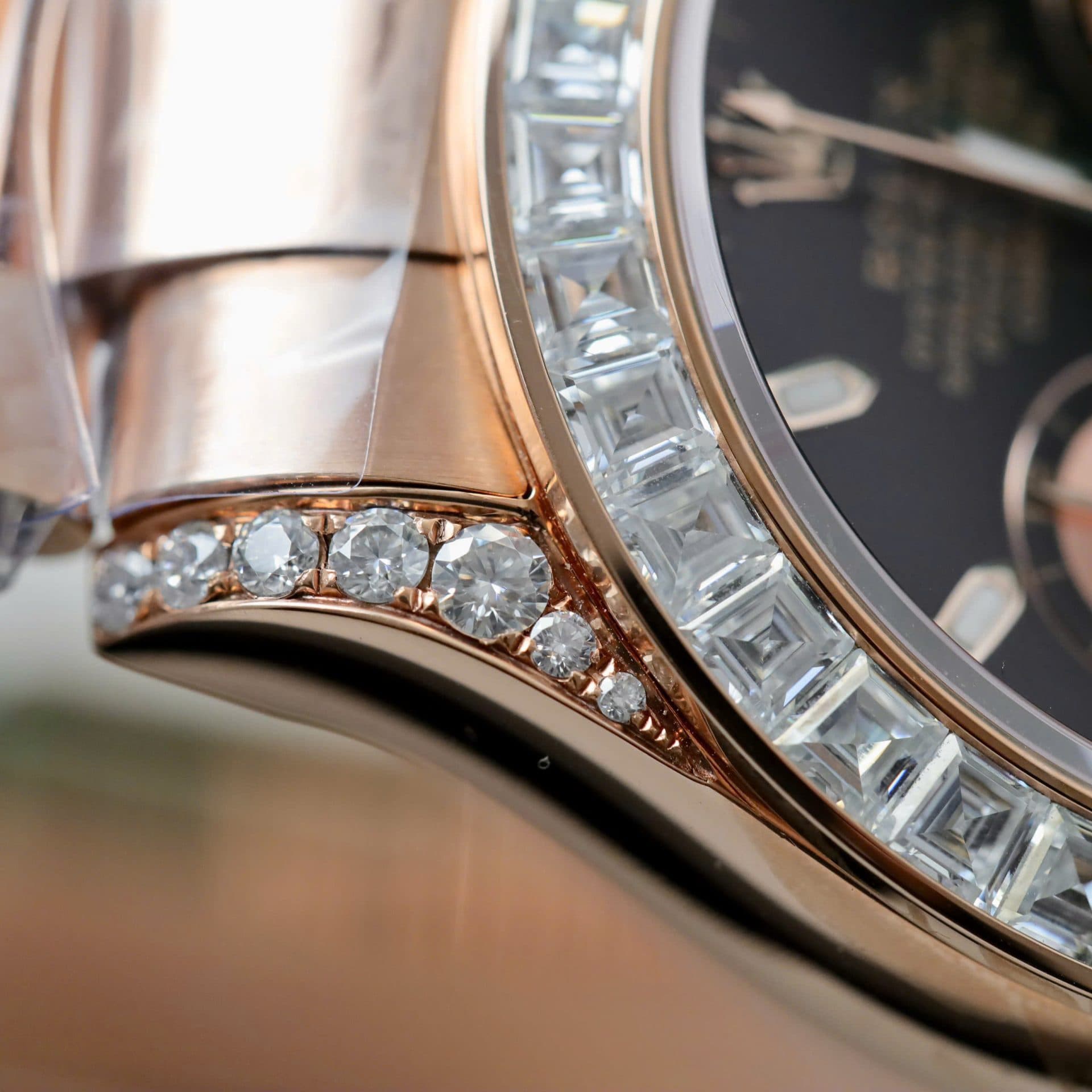 Dong-Ho-Rolex-Daytona-Mat-Den-Che-Tac-Boc-Vang-Dinh-Kim-Cuong-Moissanite-Baguette-40mm-8-1