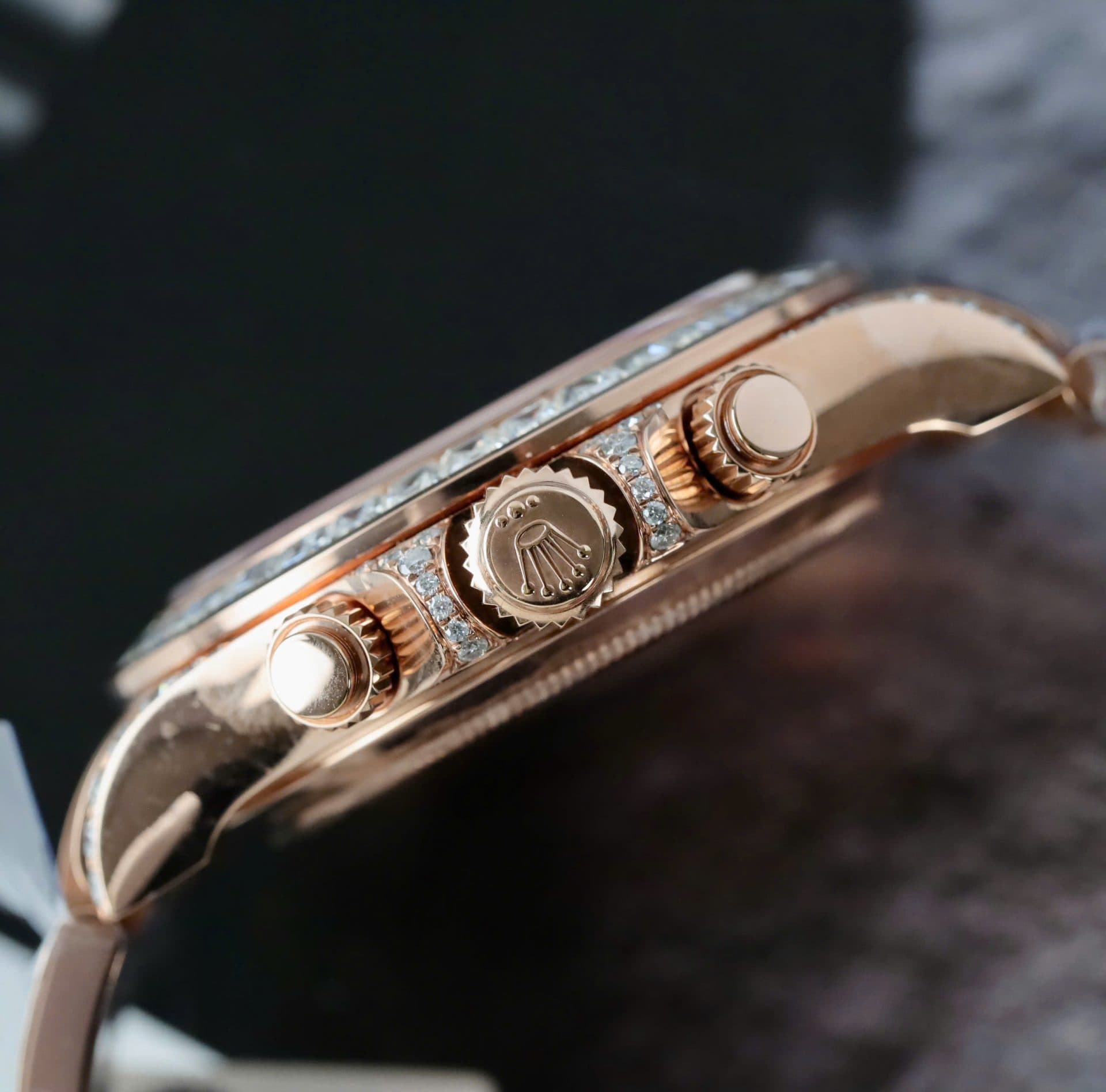 Dong-Ho-Rolex-Daytona-Mat-Den-Che-Tac-Boc-Vang-Dinh-Kim-Cuong-Moissanite-Baguette-40mm-9-1