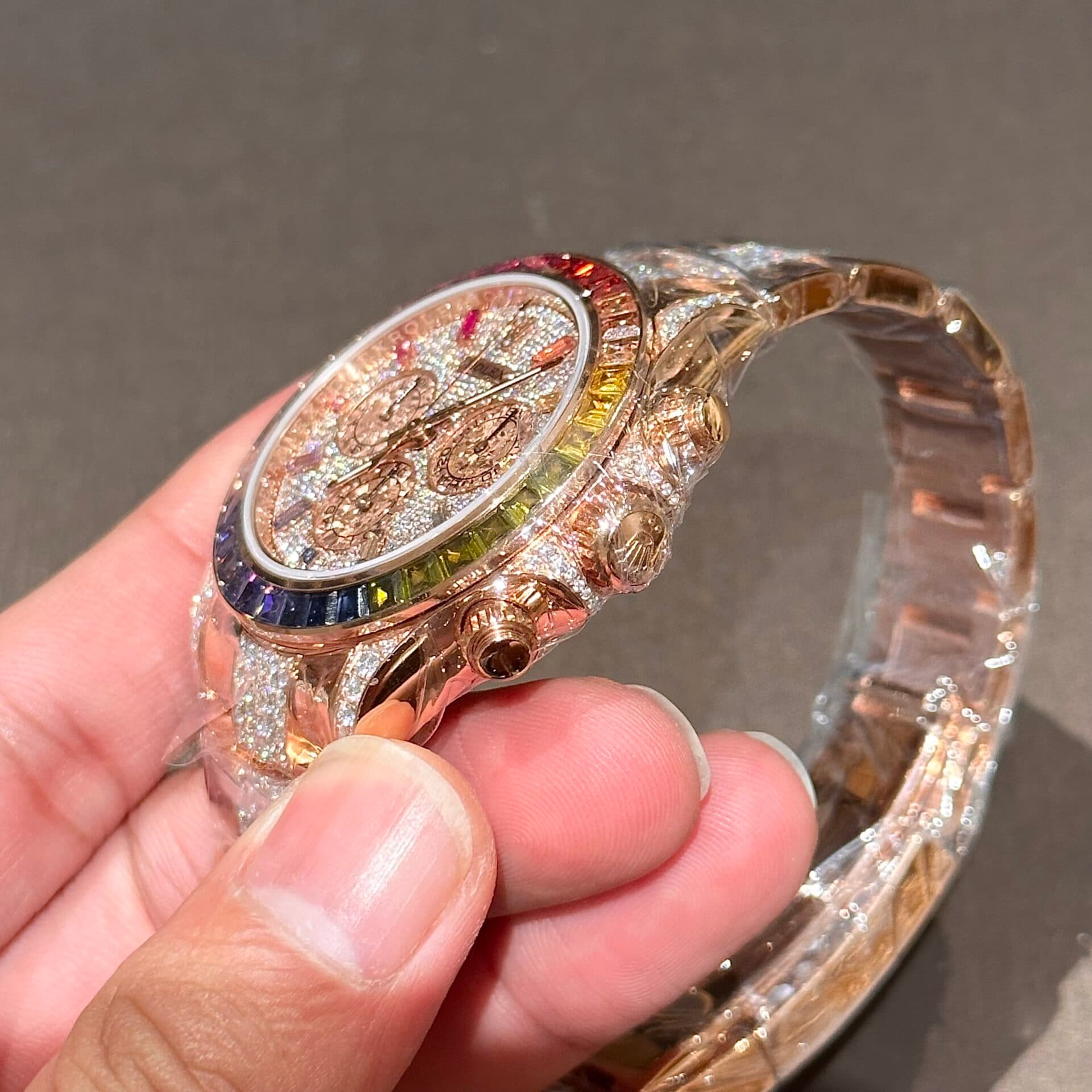 Dong-Ho-Rolex-Daytona-Rainbow-Boc-Vang-Do-Kim-Cuong-Moissanite-40mm-11-1