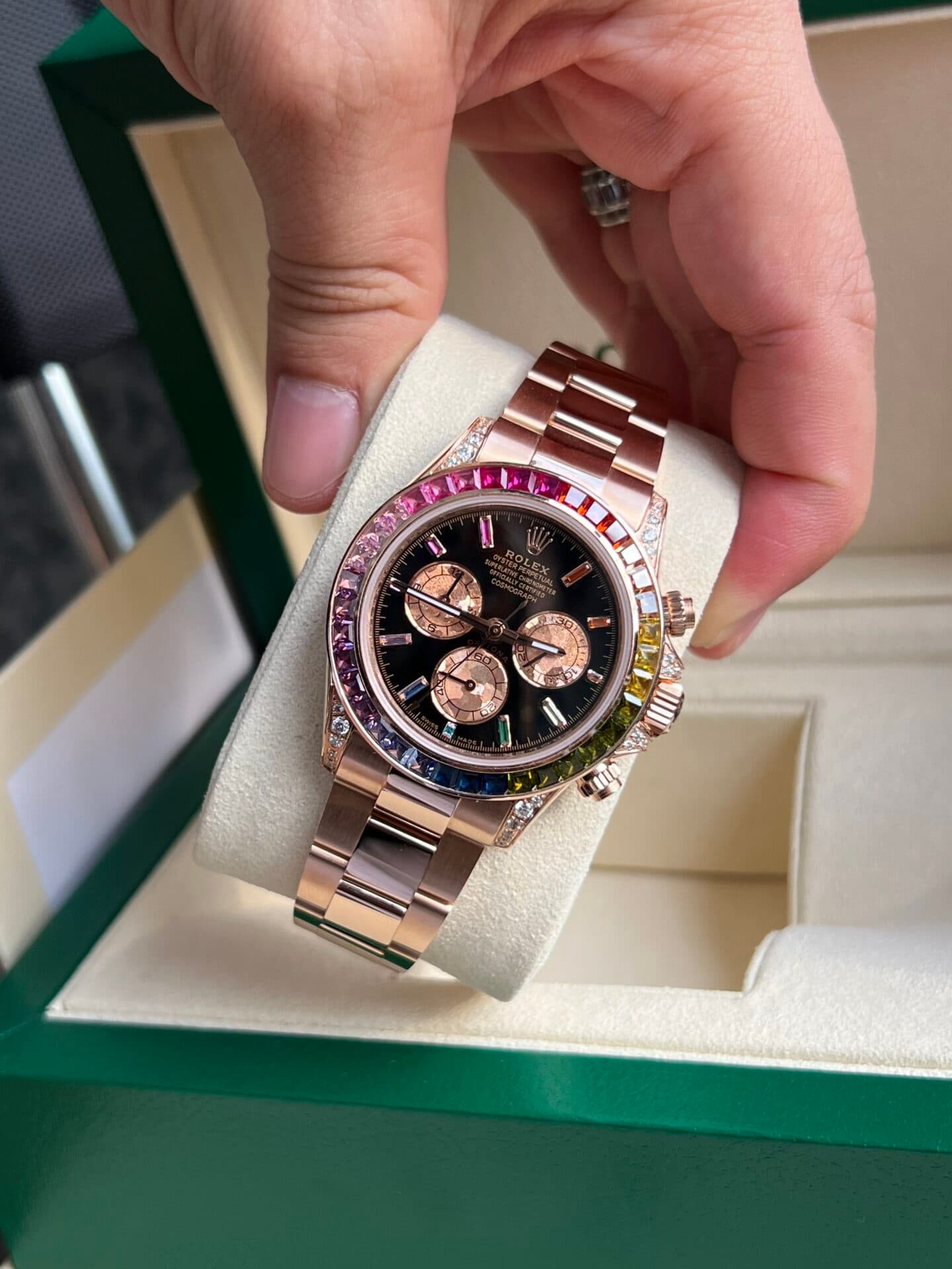 Dong-Ho-Rolex-Daytona-Rainbow-Boc-Vang-Do-Kim-Cuong-Moissanite-TW-40mm-5-1