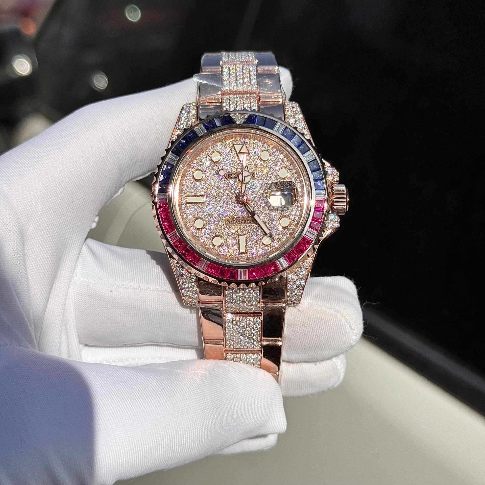 Dong-Ho-Rolex-GMT-Master-II-126755-SARU-DIAO-Boc-Vang-Do-Moissanite-Sapphire-2-1