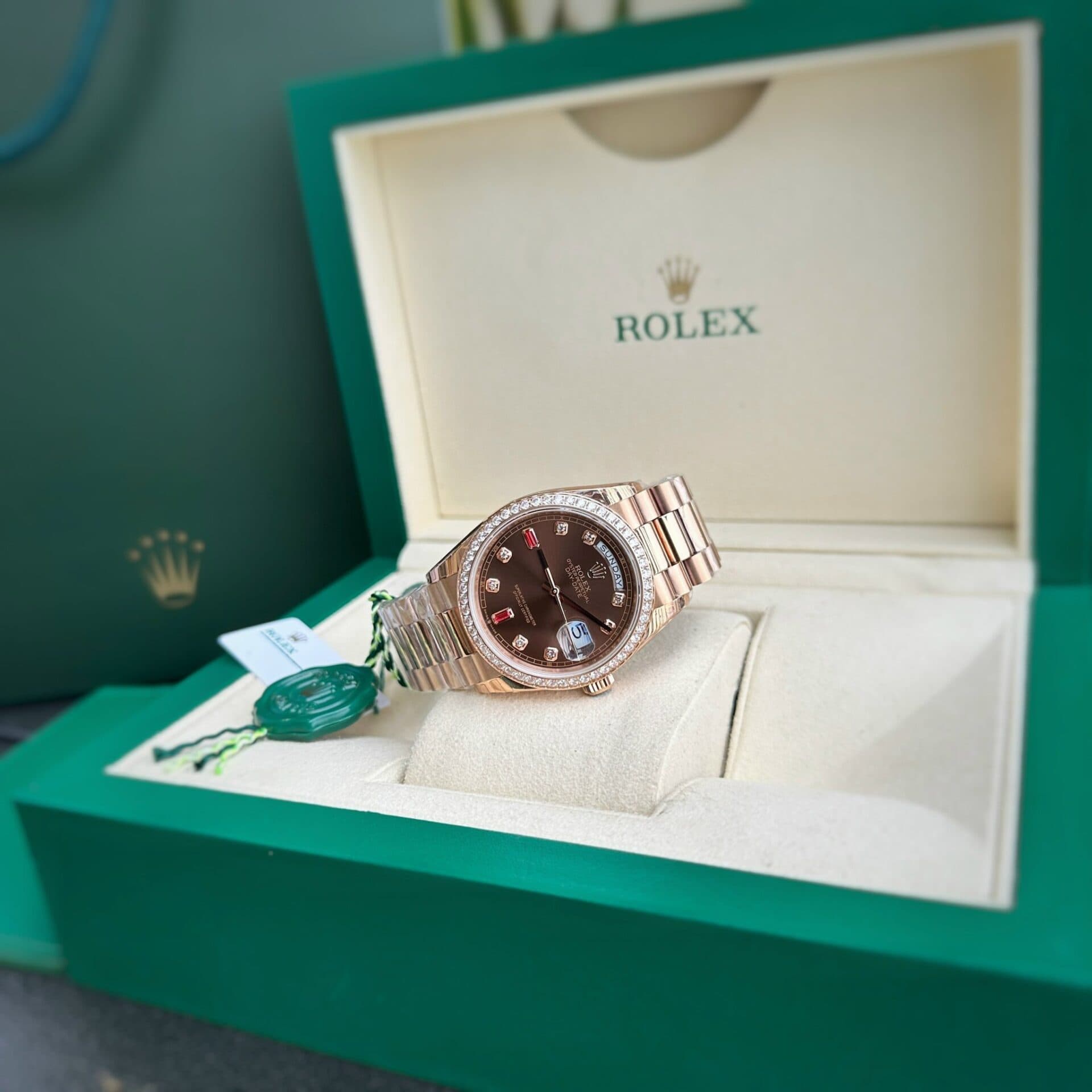 Dong-Ho-Rolex-Nam-Day-Date-Super-Fake-11-Ruby-Mat-Chocolate-EW-36mm-2-1