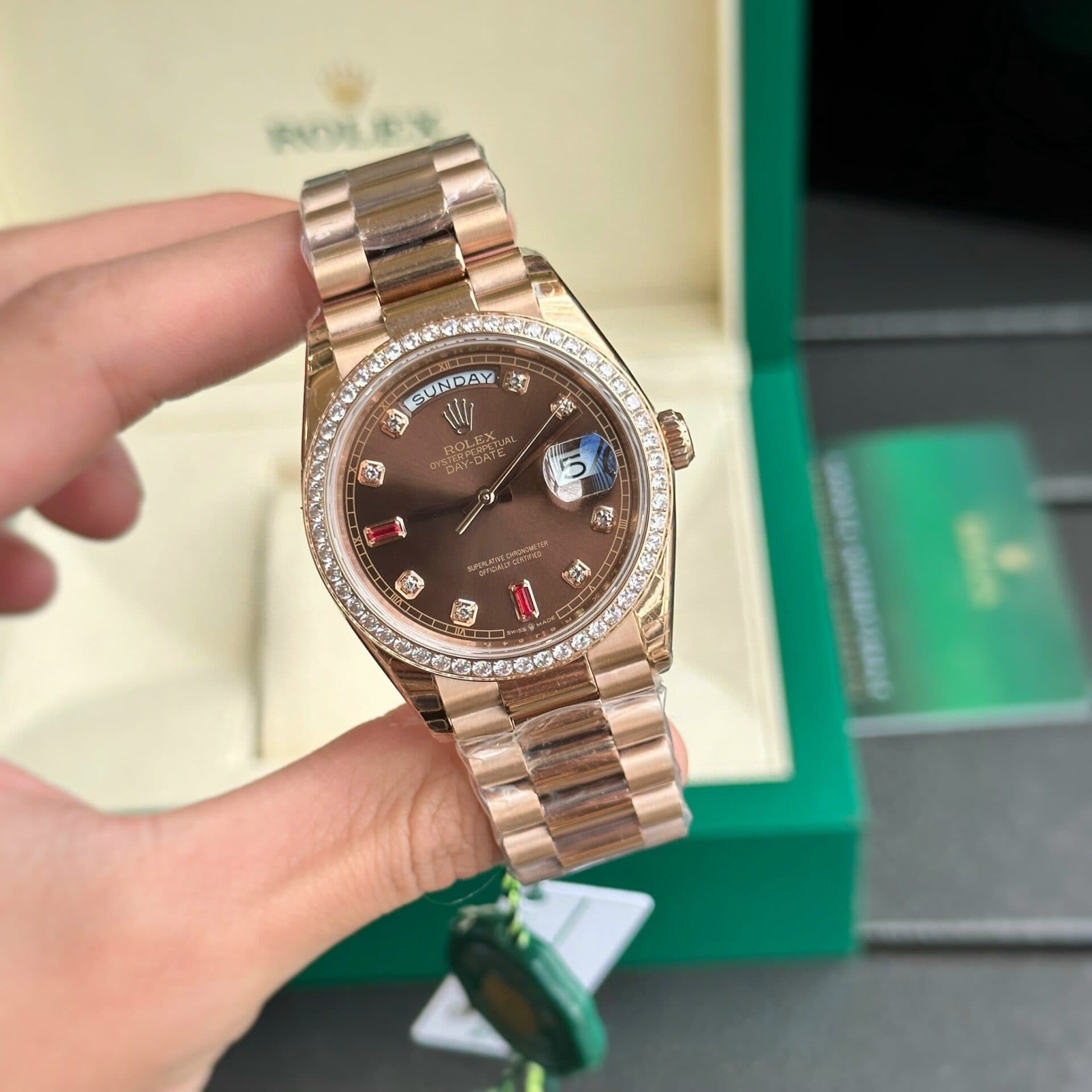 Dong-Ho-Rolex-Nam-Day-Date-Super-Fake-11-Ruby-Mat-Chocolate-EW-36mm-3-1