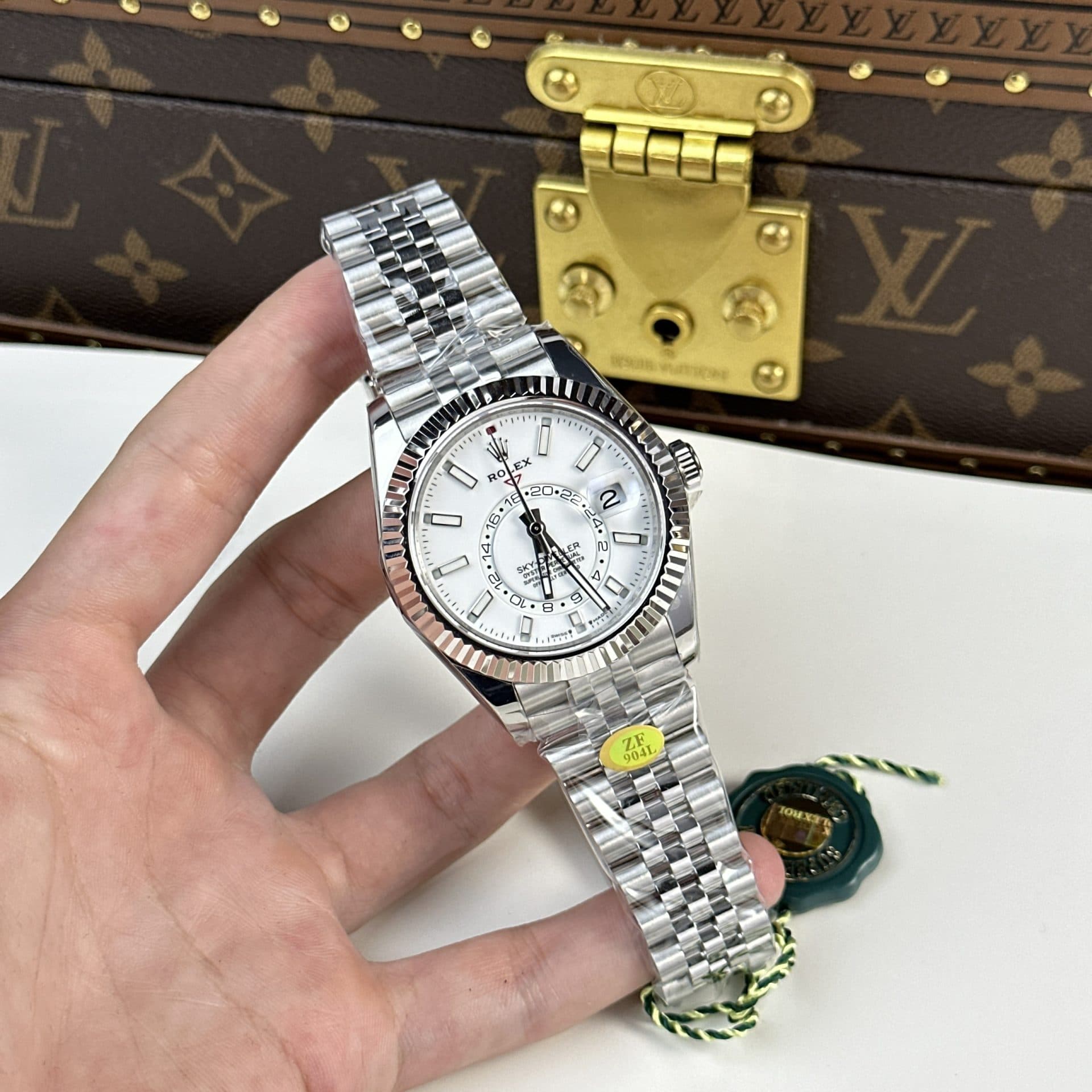 Dong-Ho-Rolex-Rep-11-Sky-Dweller-326934-Mat-Trang-Day-Jubilee-42mm-1-1