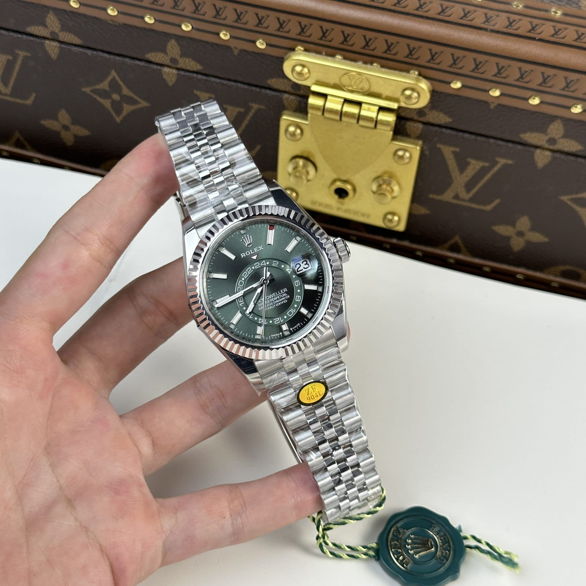 Dong-Ho-Rolex-Rep-11-Sky-Dweller-336934-Mat-Xanh-La-Day-Jubilee-42mm-4-1