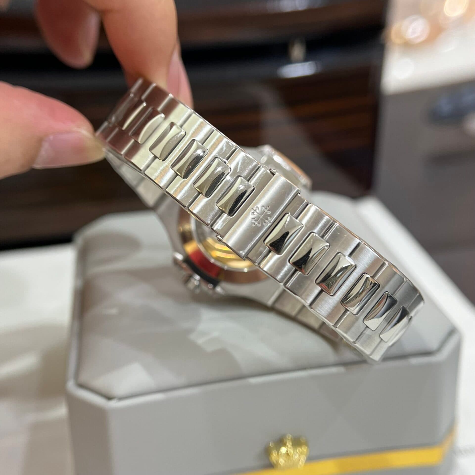 Dong-ho-patek-philippe-nam-day-kim-loai-scaled-2