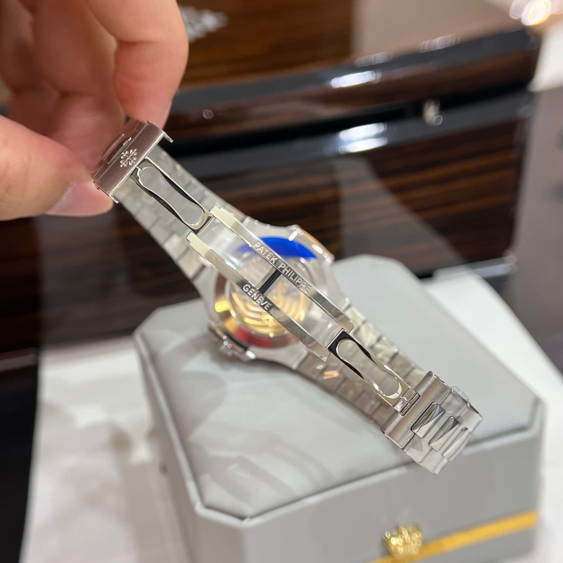 Dong-ho-patek-philippe-nam-may-co-scaled-2