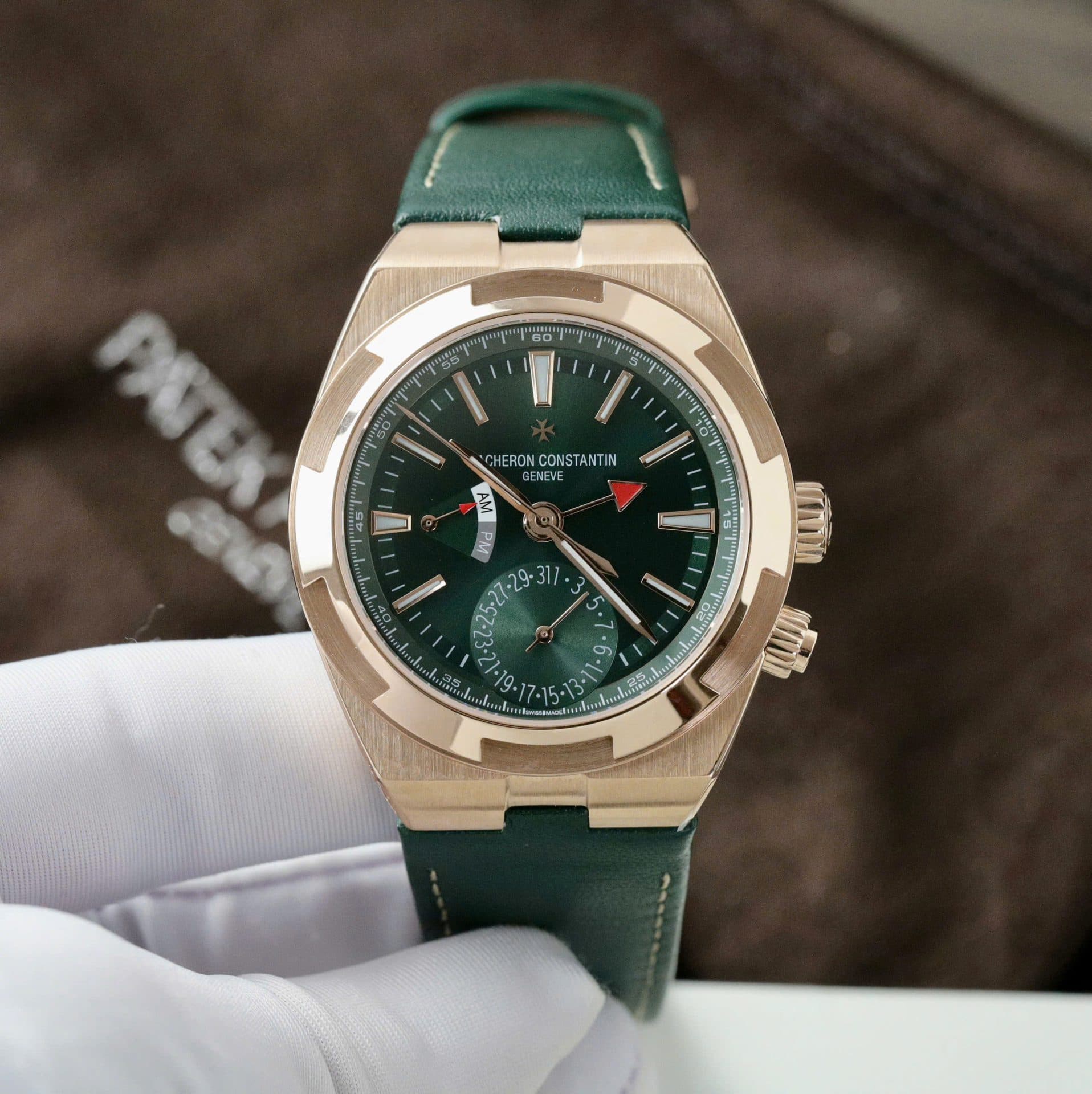 Dong-Ho-Vacheron-Constantin-Overseas-Dual-Time-7900V-Replica-11-Mau-Xanh-La-Cay-41mm-2.jpg