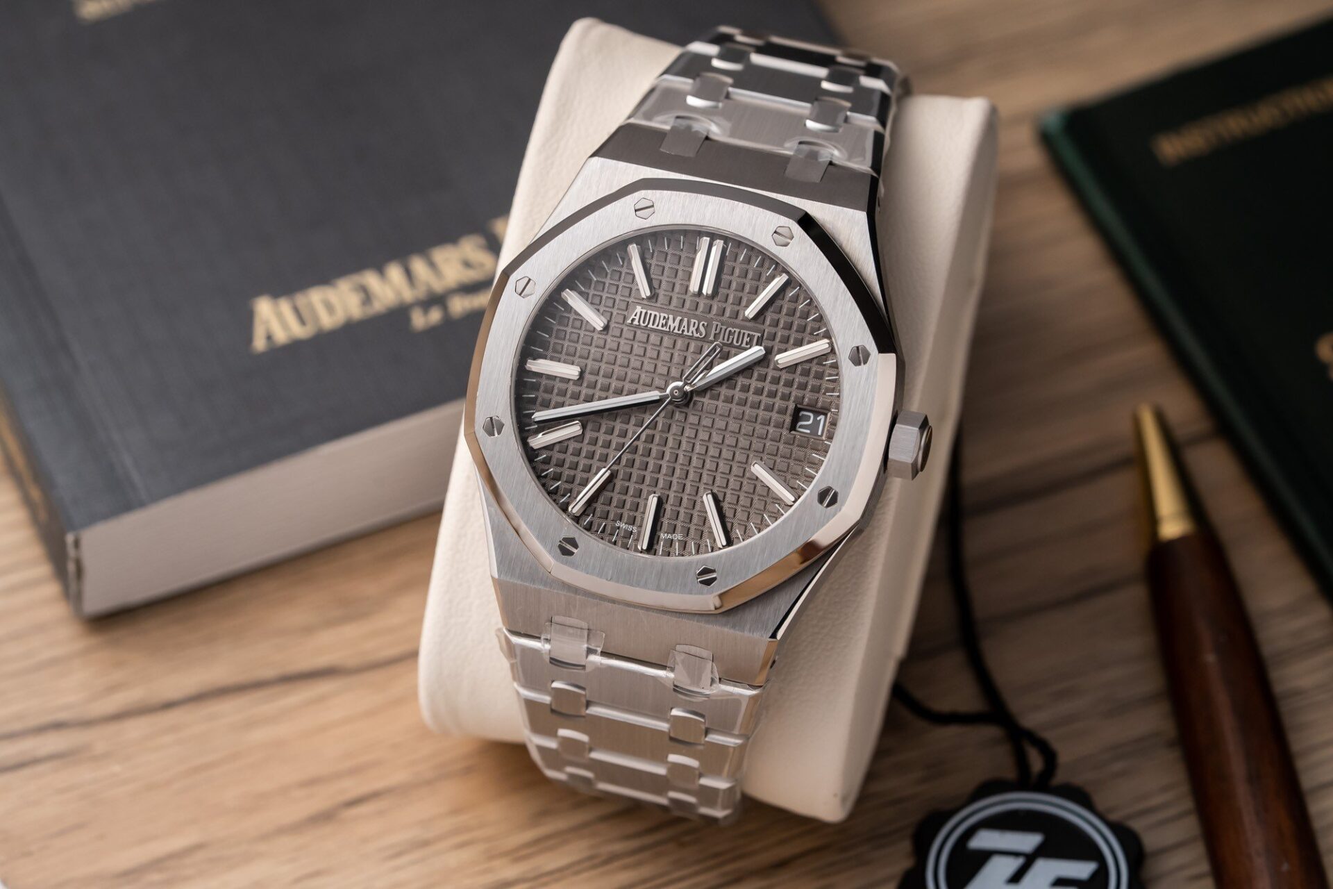 Dong-Ho-Audemars-Piguet-15500ST-Replica-11-Mat-So-Xam-ZF-41mm-1-1