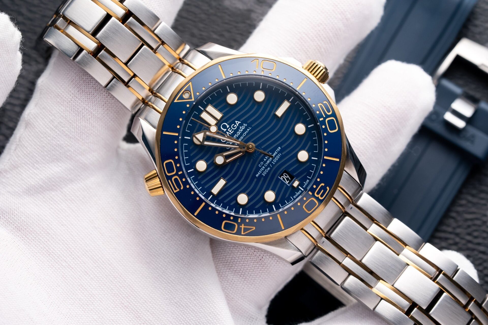 Dong-Ho-Omega-Seamaster-DemiGold-Replcia-11-Mat-Xanh-42mm-1-1