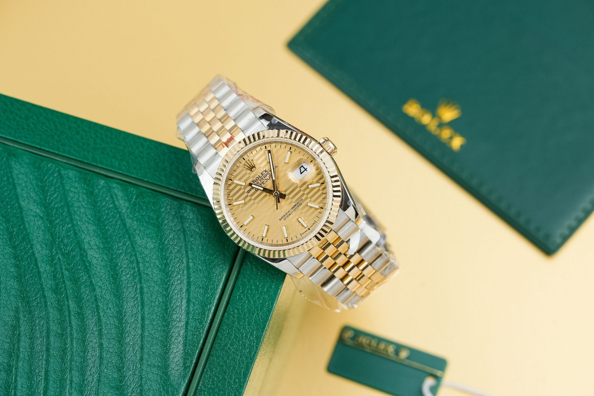 Dong-Ho-Rolex-Che-Tac-DateJust-126233-Mat-Nep-Gap-Boc-Vang-GM-Factory-36mm-1-1
